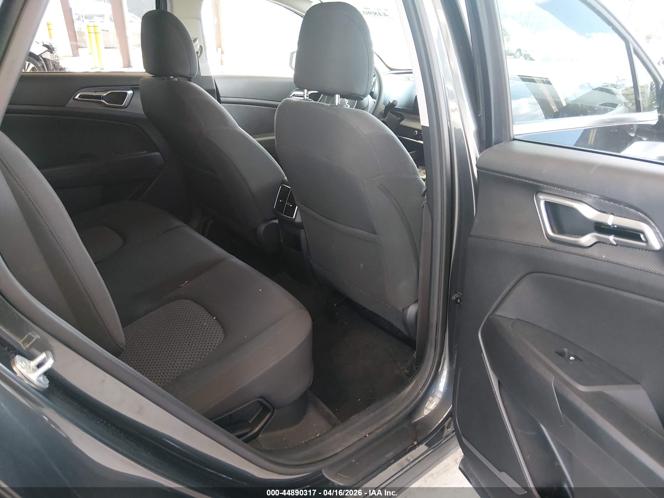 KIA SPORTAGE image 8