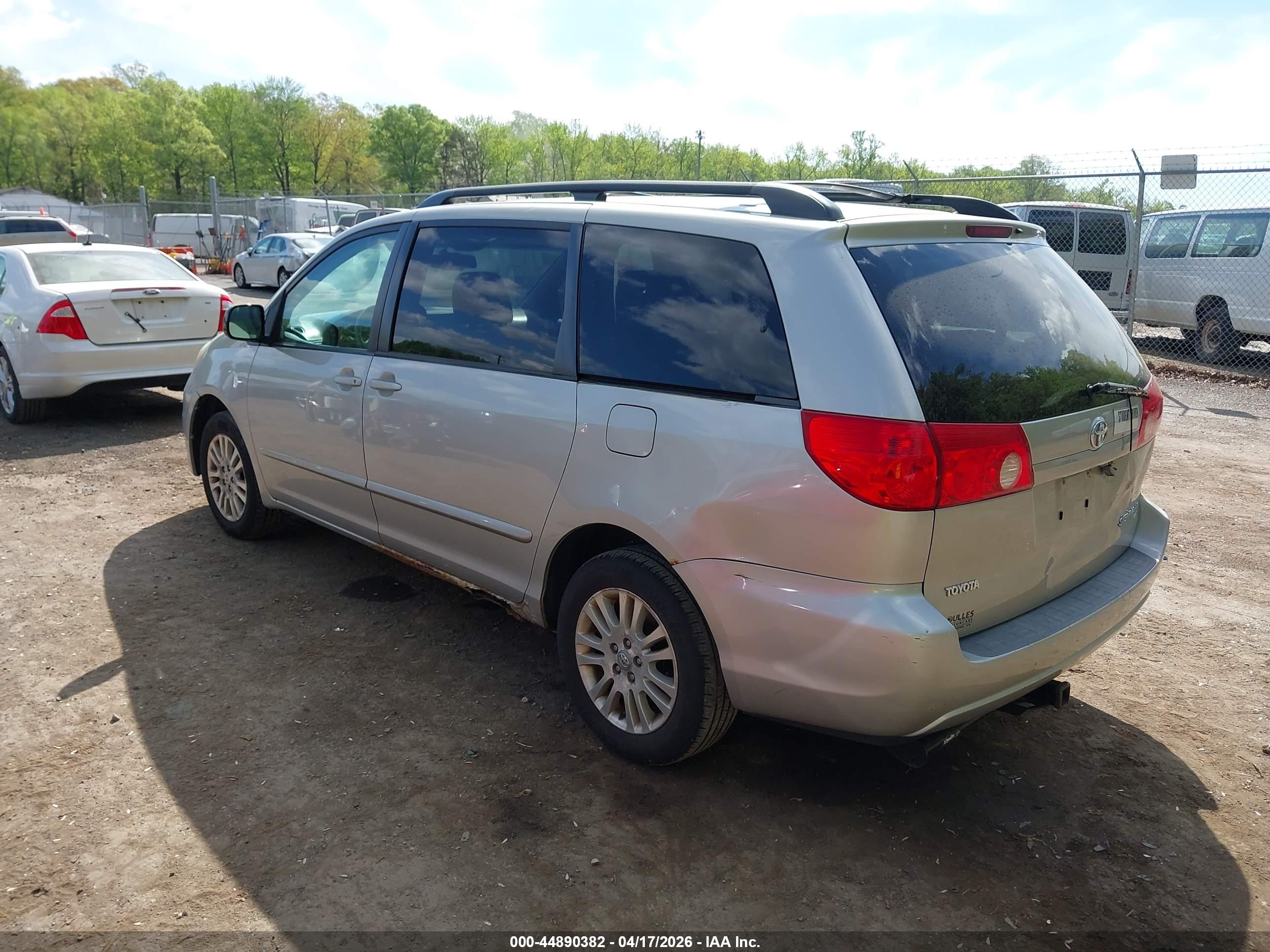 TOYOTA SIENNA image 3