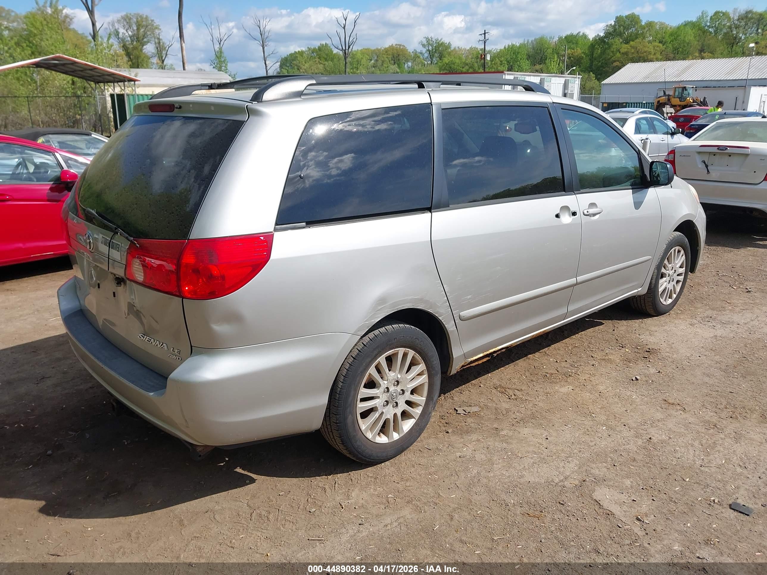 TOYOTA SIENNA image 4
