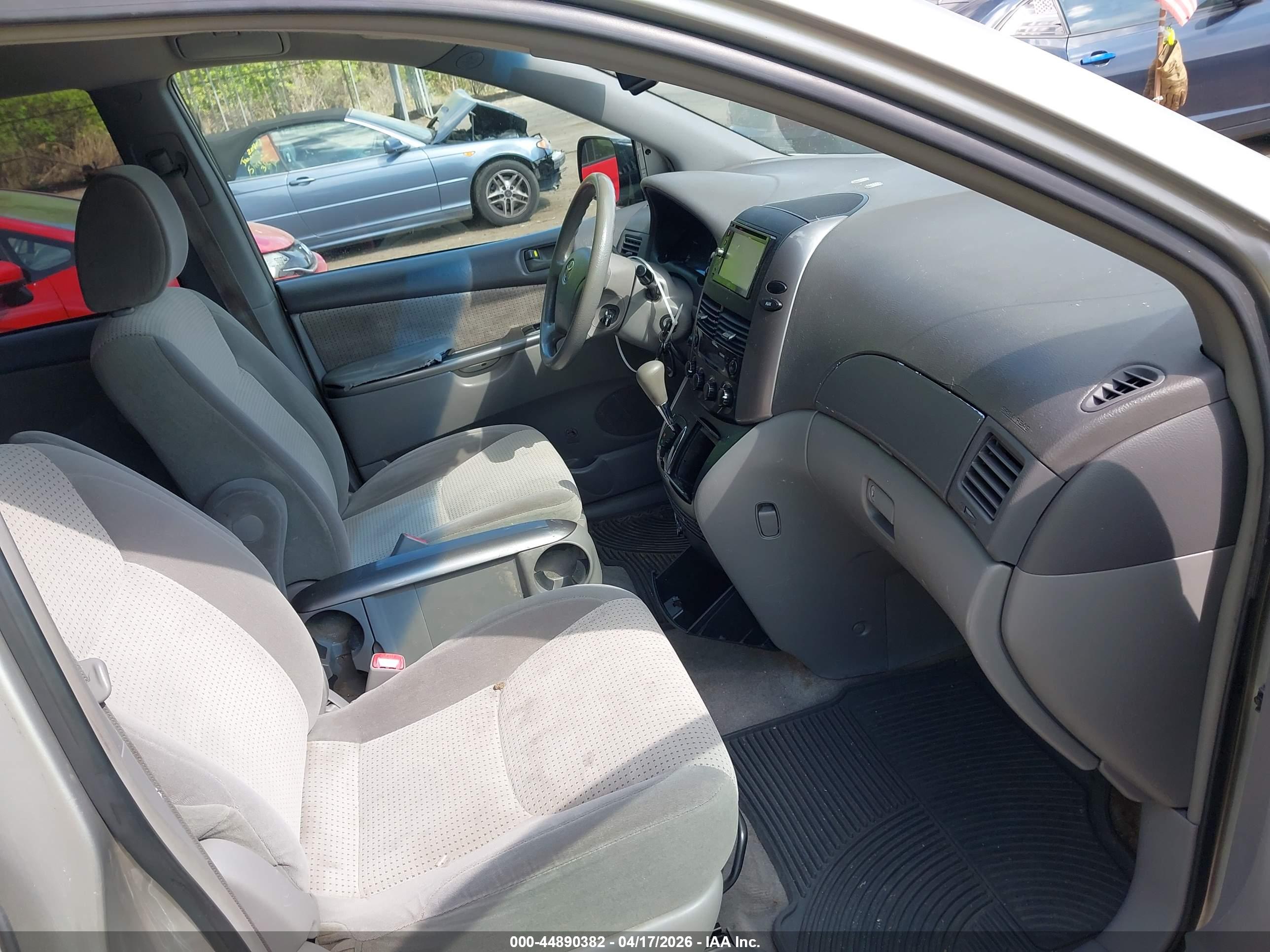 TOYOTA SIENNA image 5