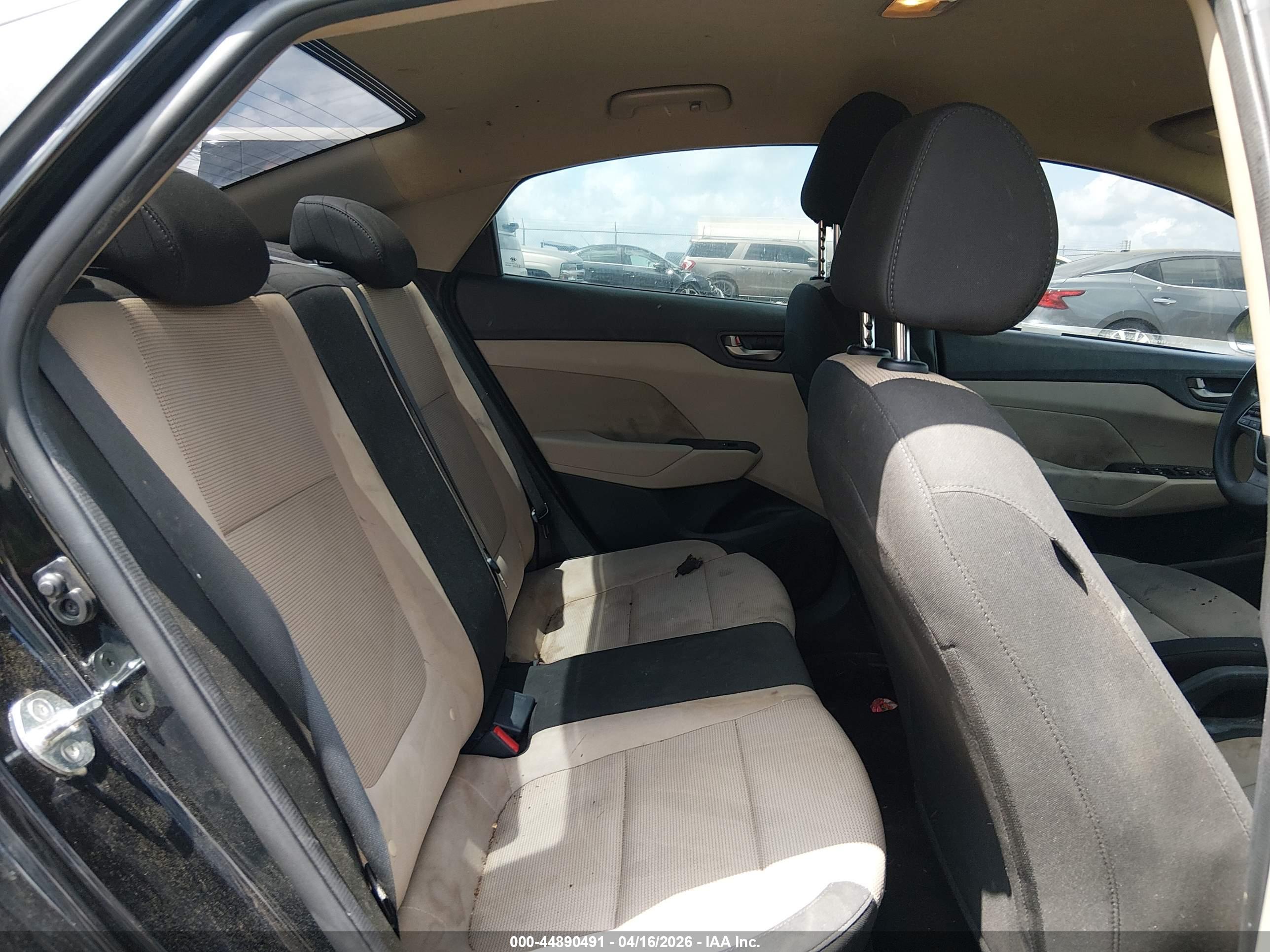 HYUNDAI ACCENT image 8