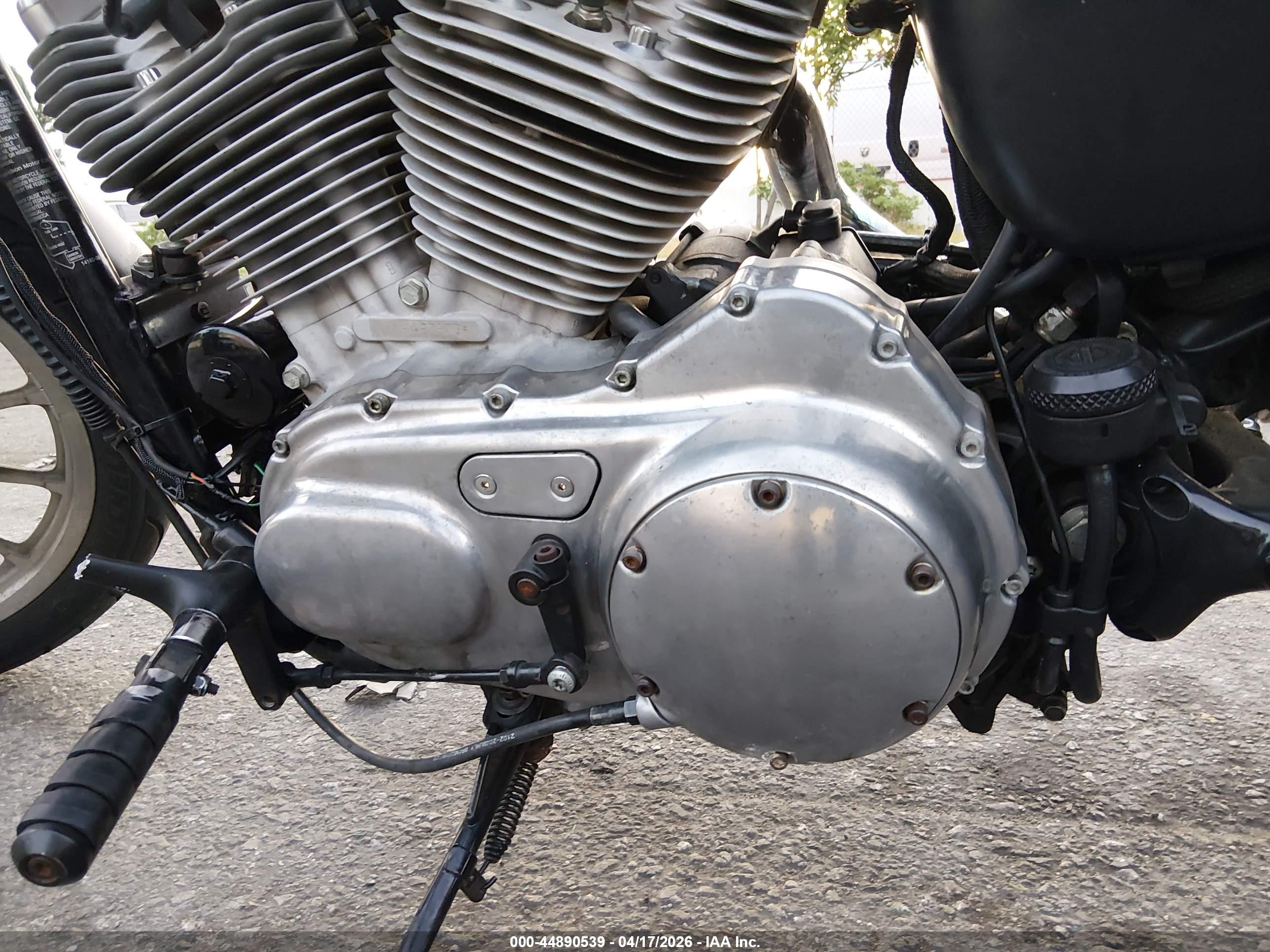 HARLEY-DAVIDSON XL883 image 9