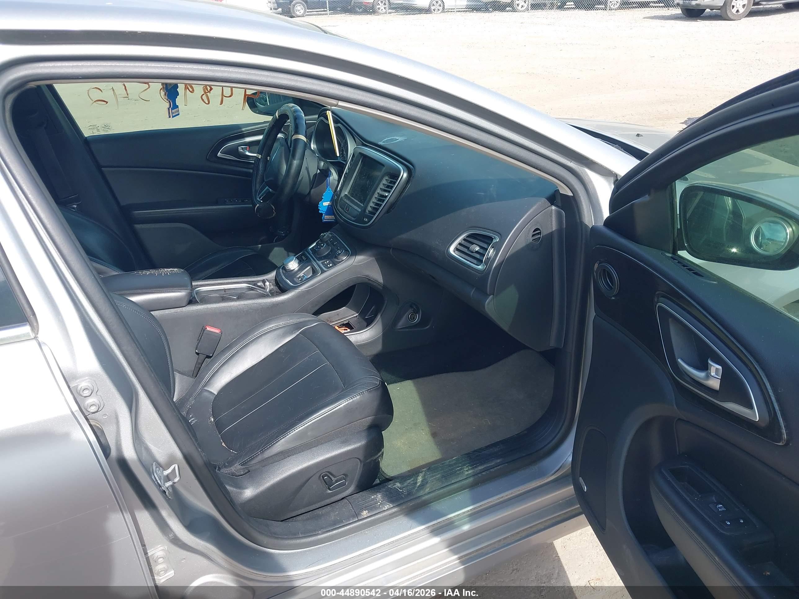 CHRYSLER 200 image 5