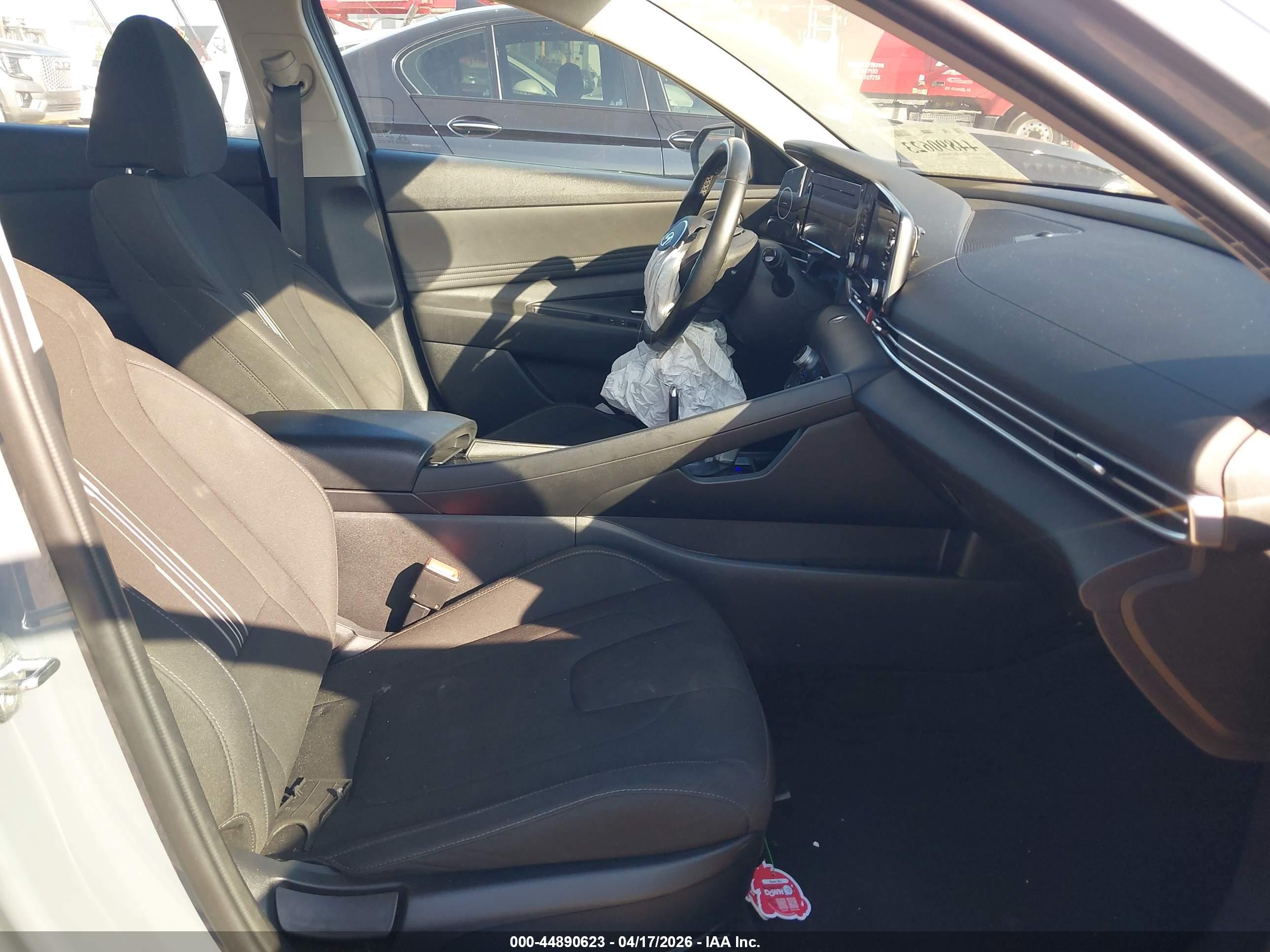 HYUNDAI ELANTRA image 5