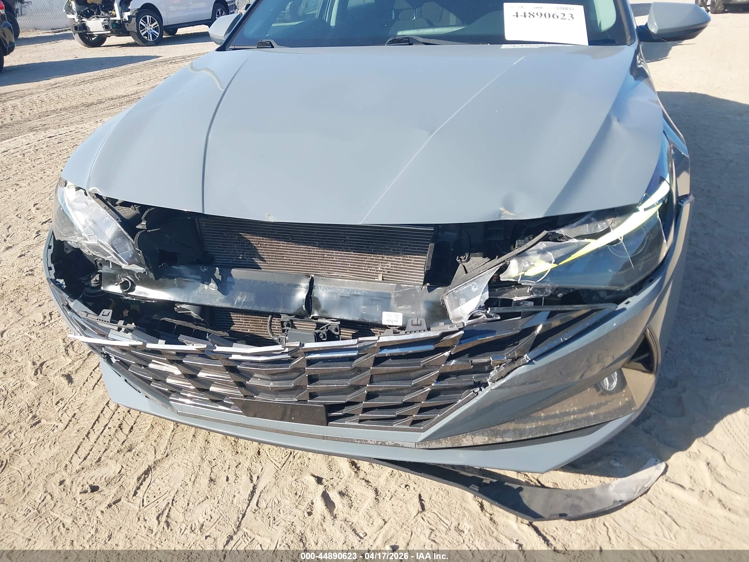 HYUNDAI ELANTRA image 6