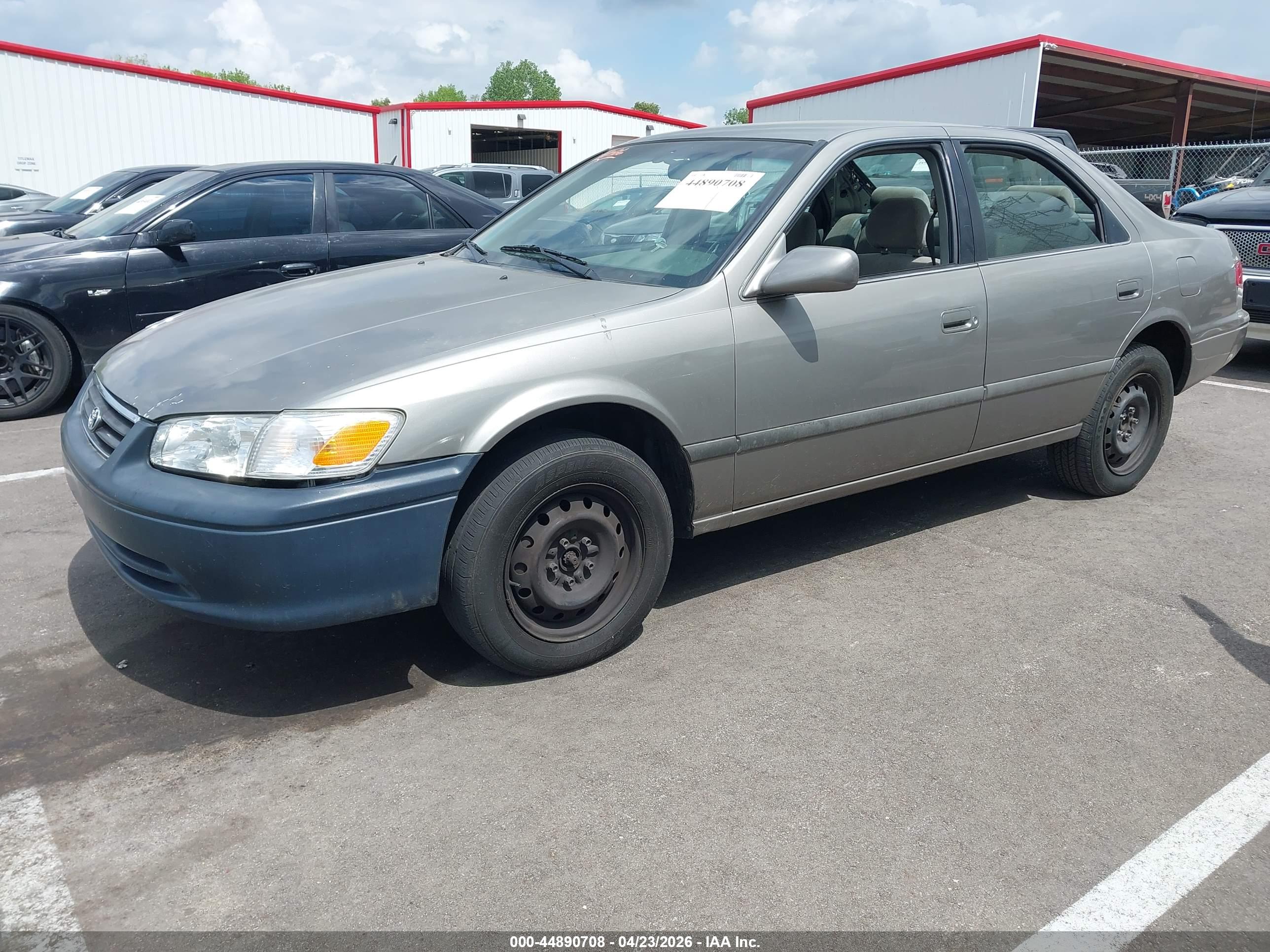 TOYOTA CAMRY image 2