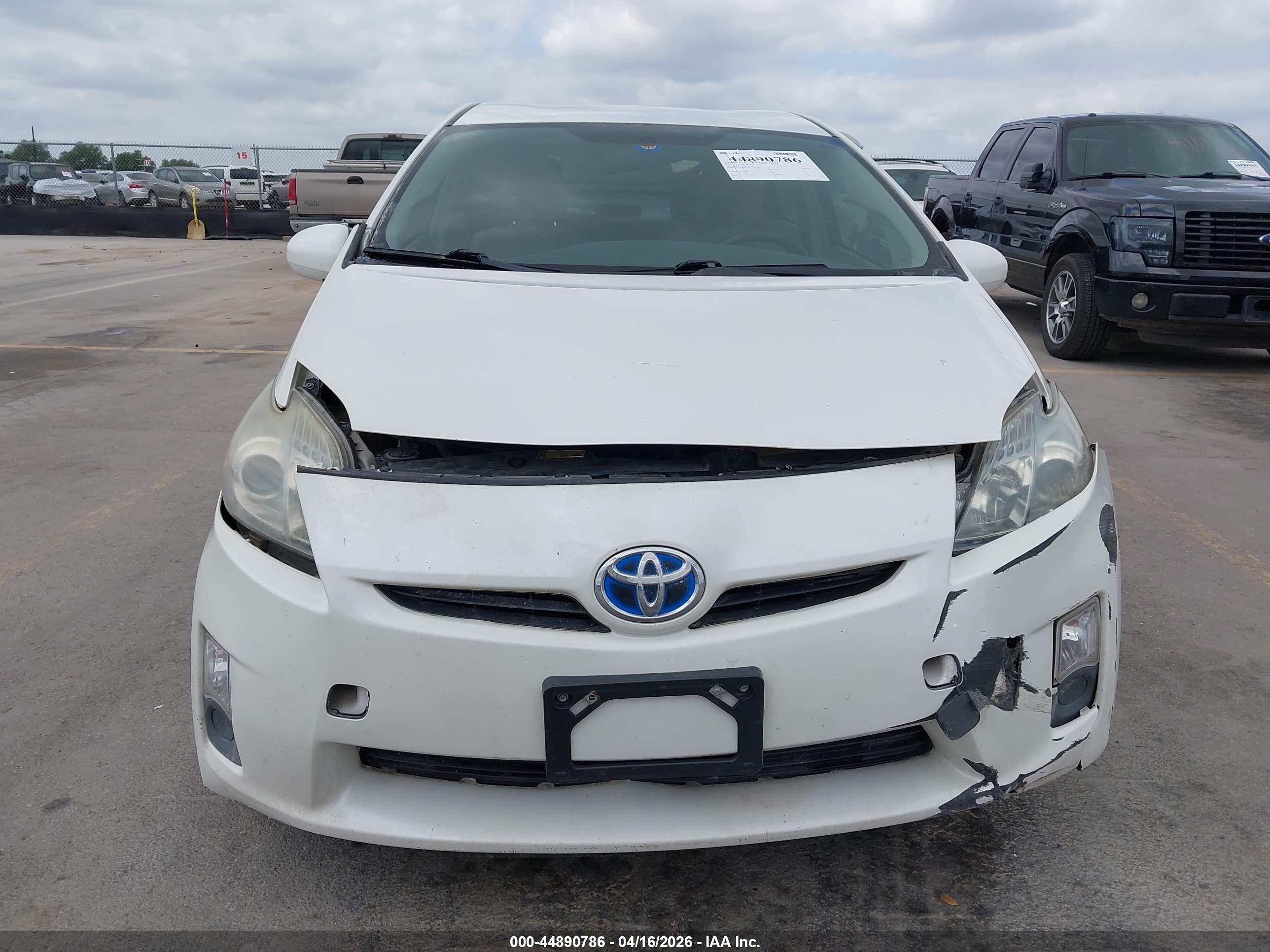 TOYOTA PRIUS image 6