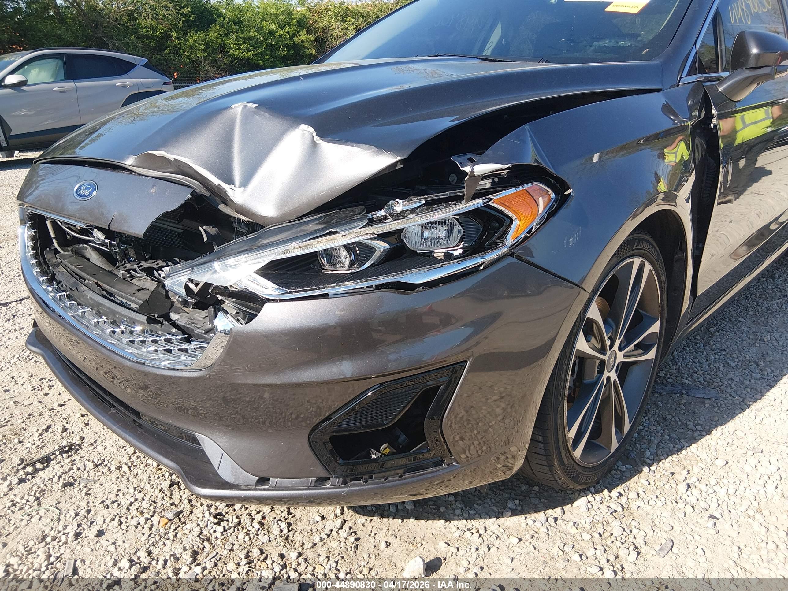 FORD FUSION image 6