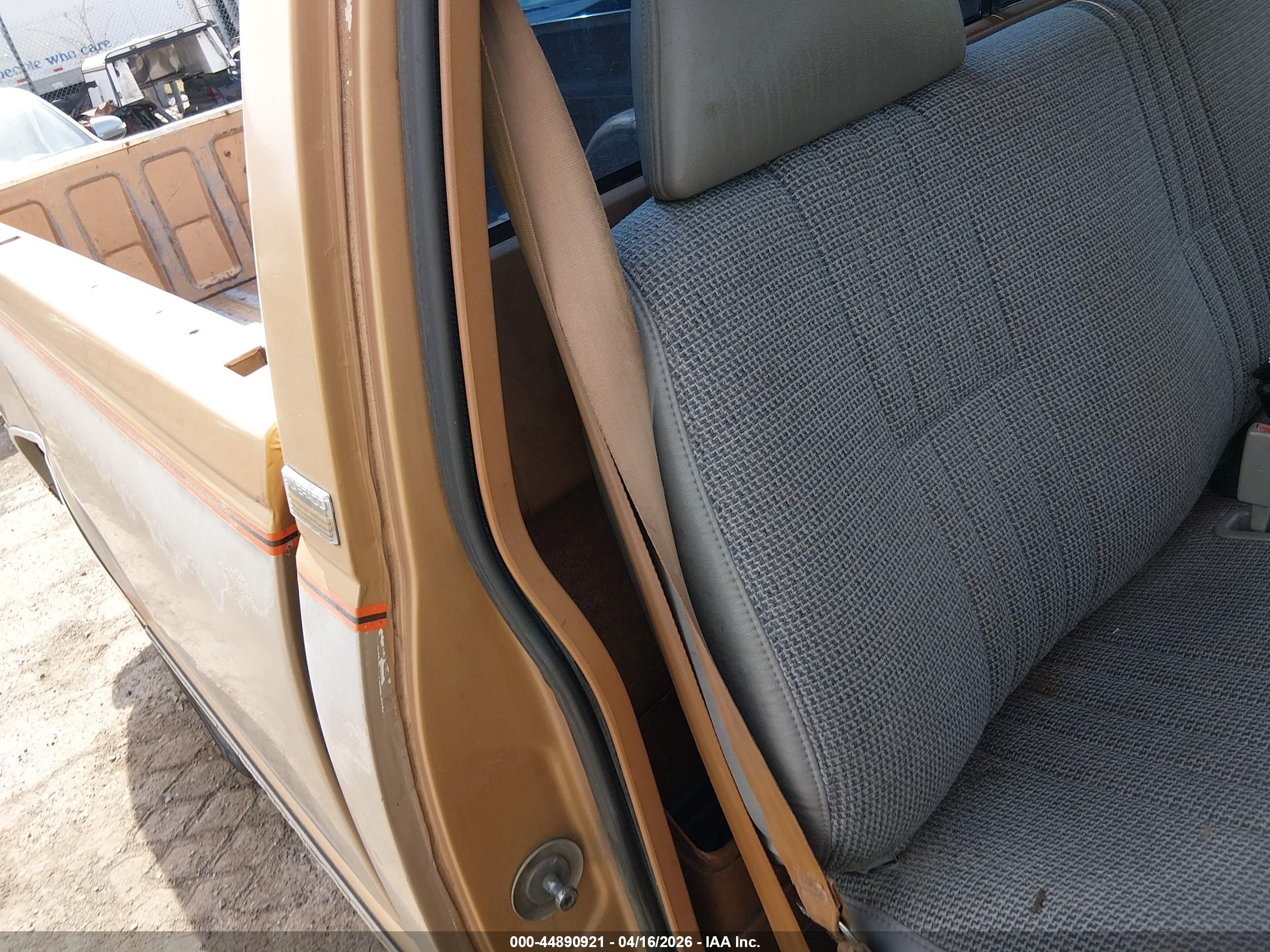 CHEVROLET GMT-400 image 8