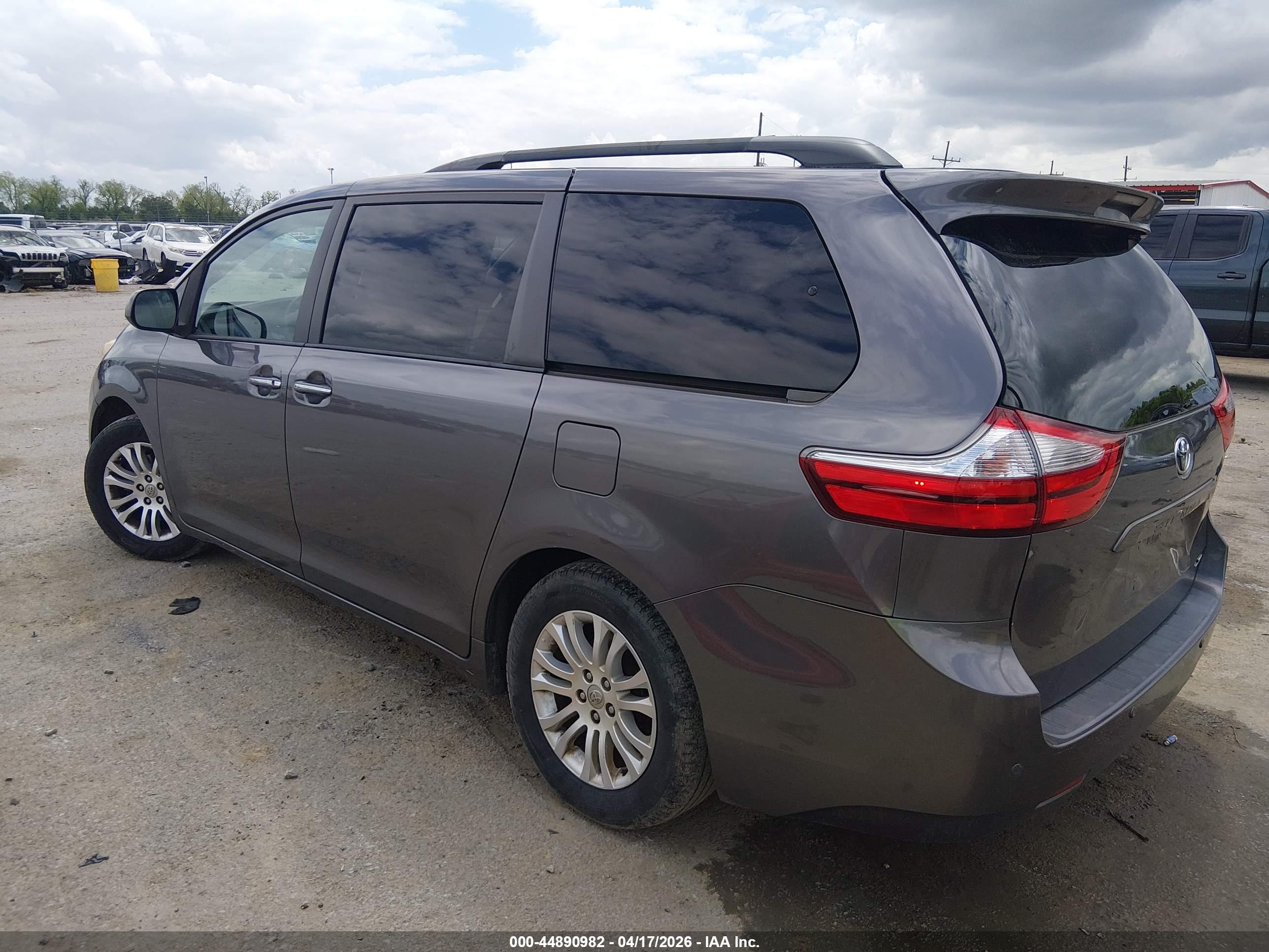 TOYOTA SIENNA image 3