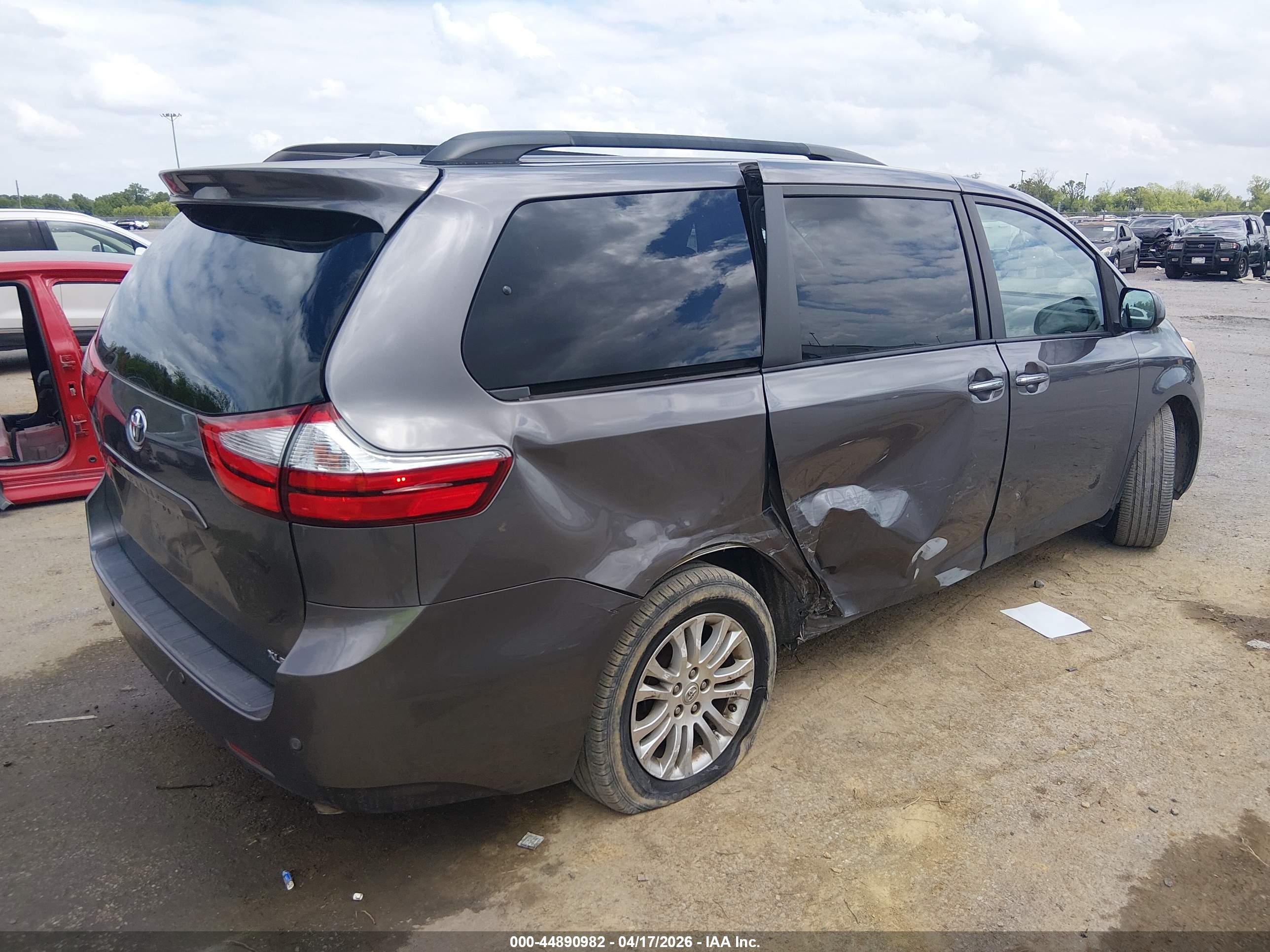 TOYOTA SIENNA image 4