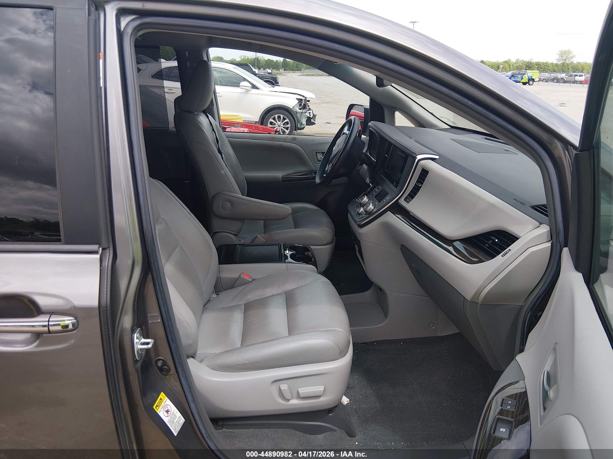 TOYOTA SIENNA image 5