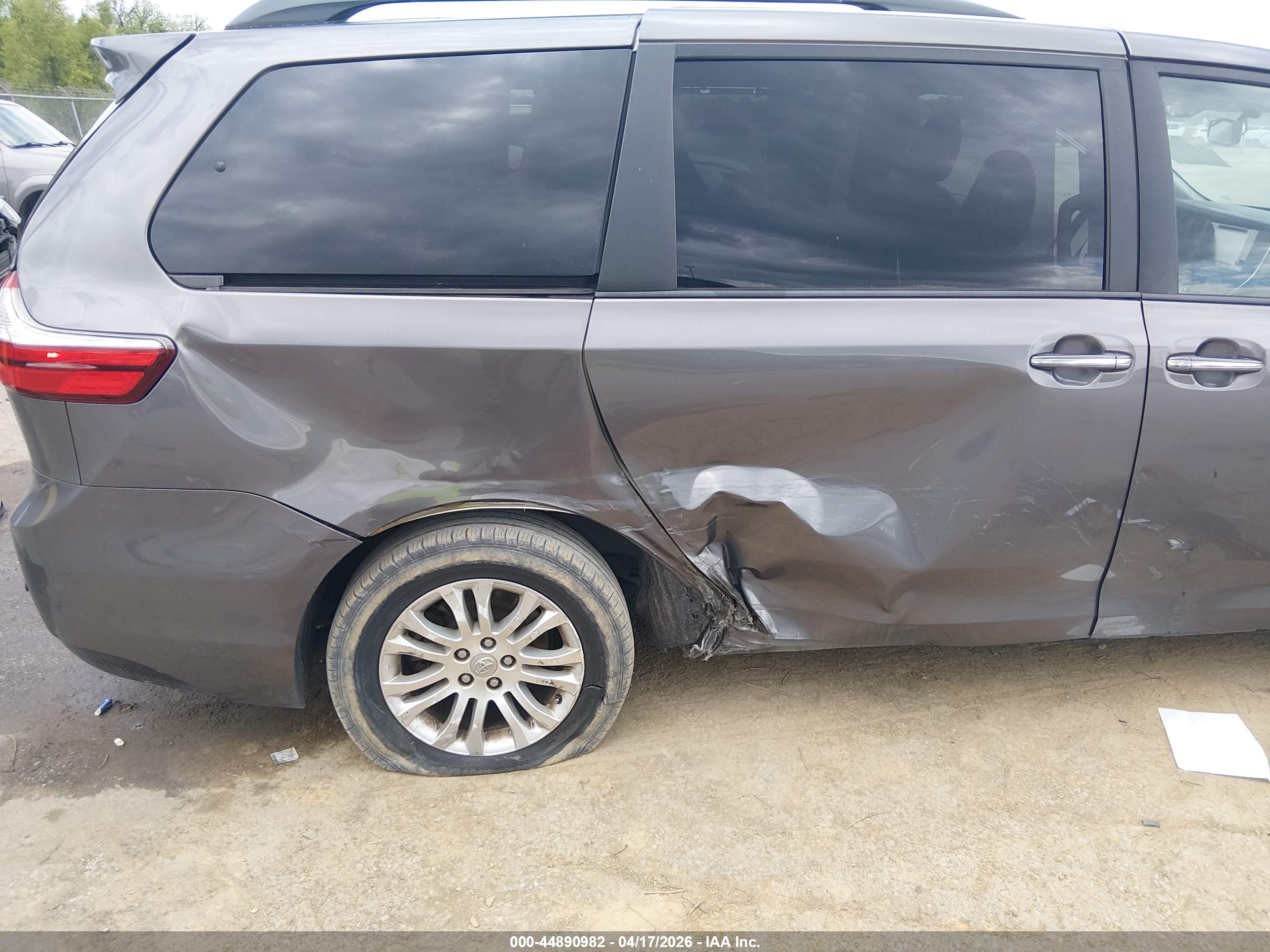 TOYOTA SIENNA image 6