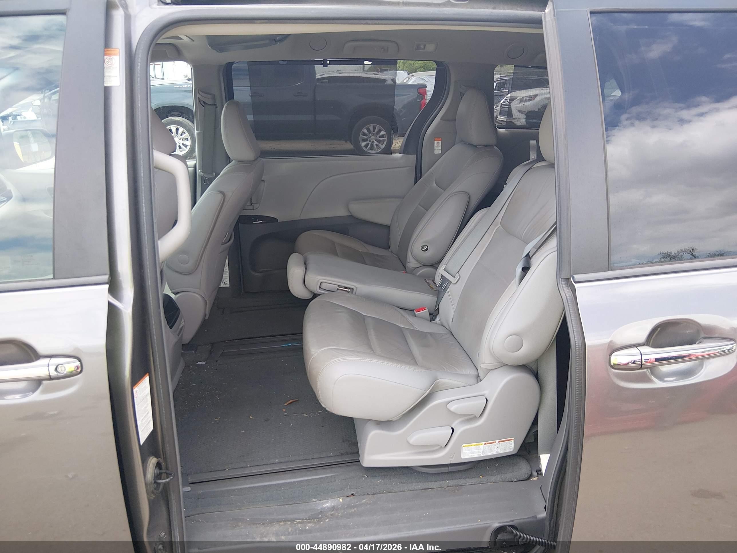 TOYOTA SIENNA image 8