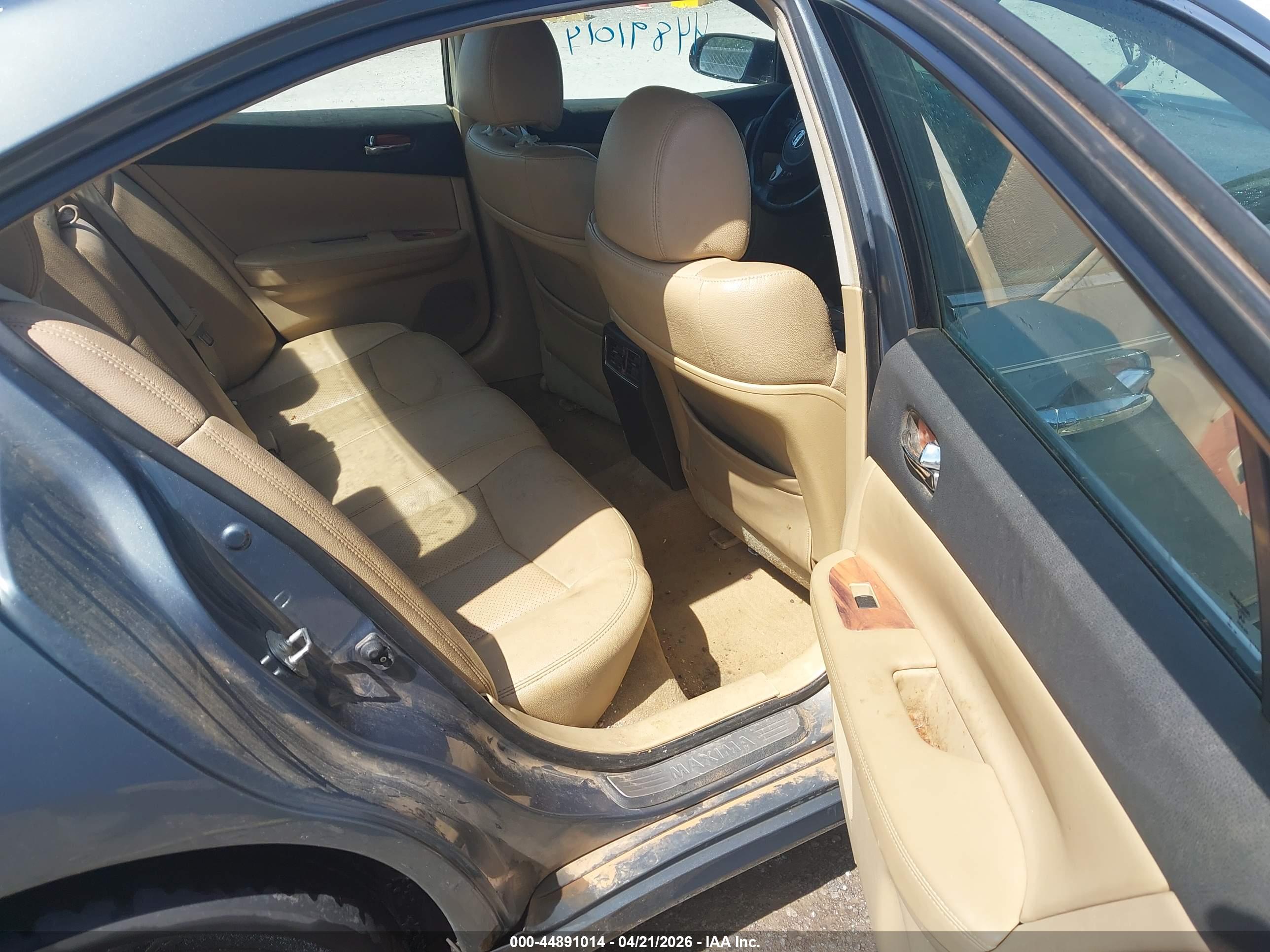 NISSAN MAXIMA image 8