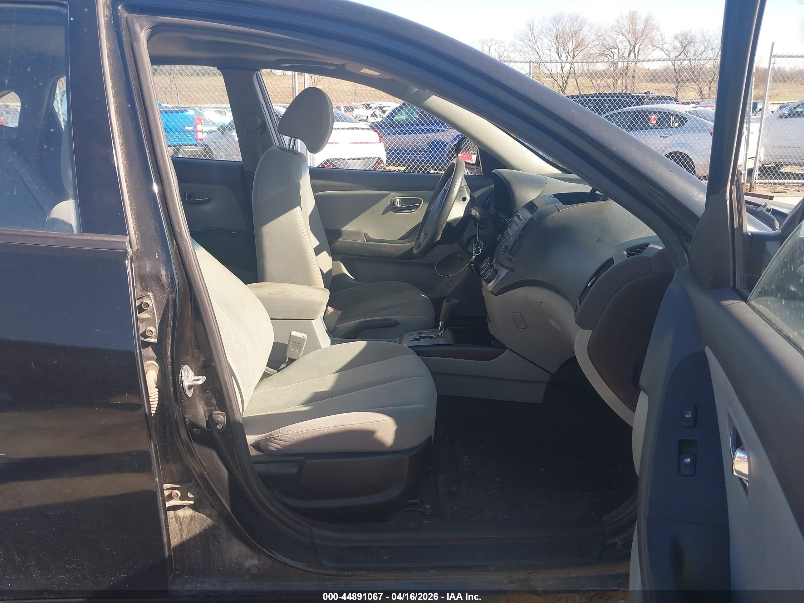 HYUNDAI ELANTRA image 5