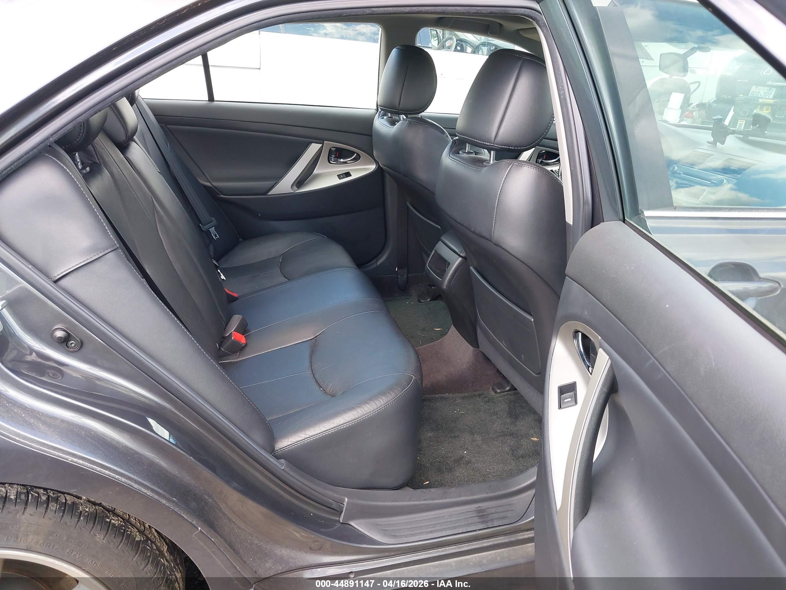 TOYOTA CAMRY image 8