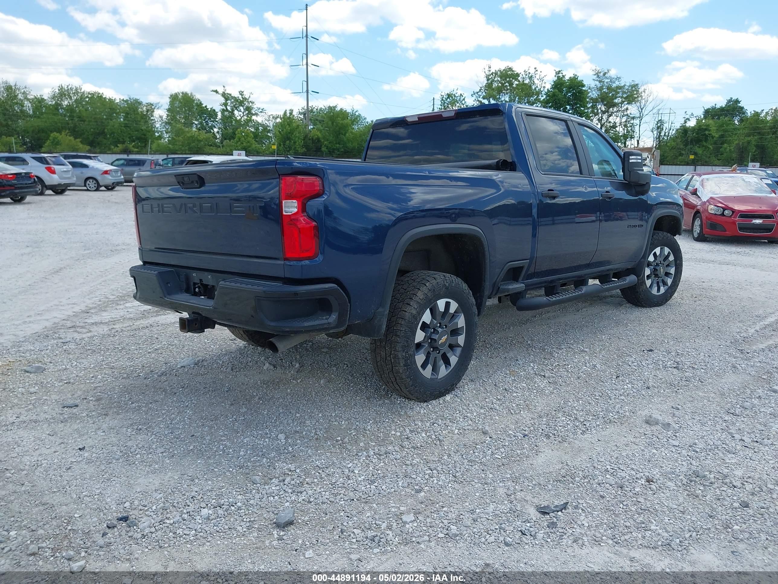 CHEVROLET SILVERADO image 4