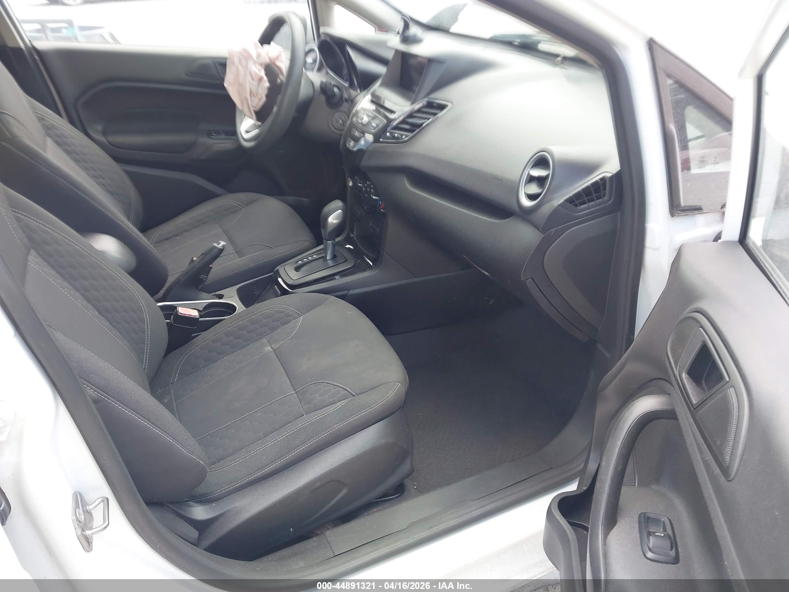 FORD FIESTA image 5