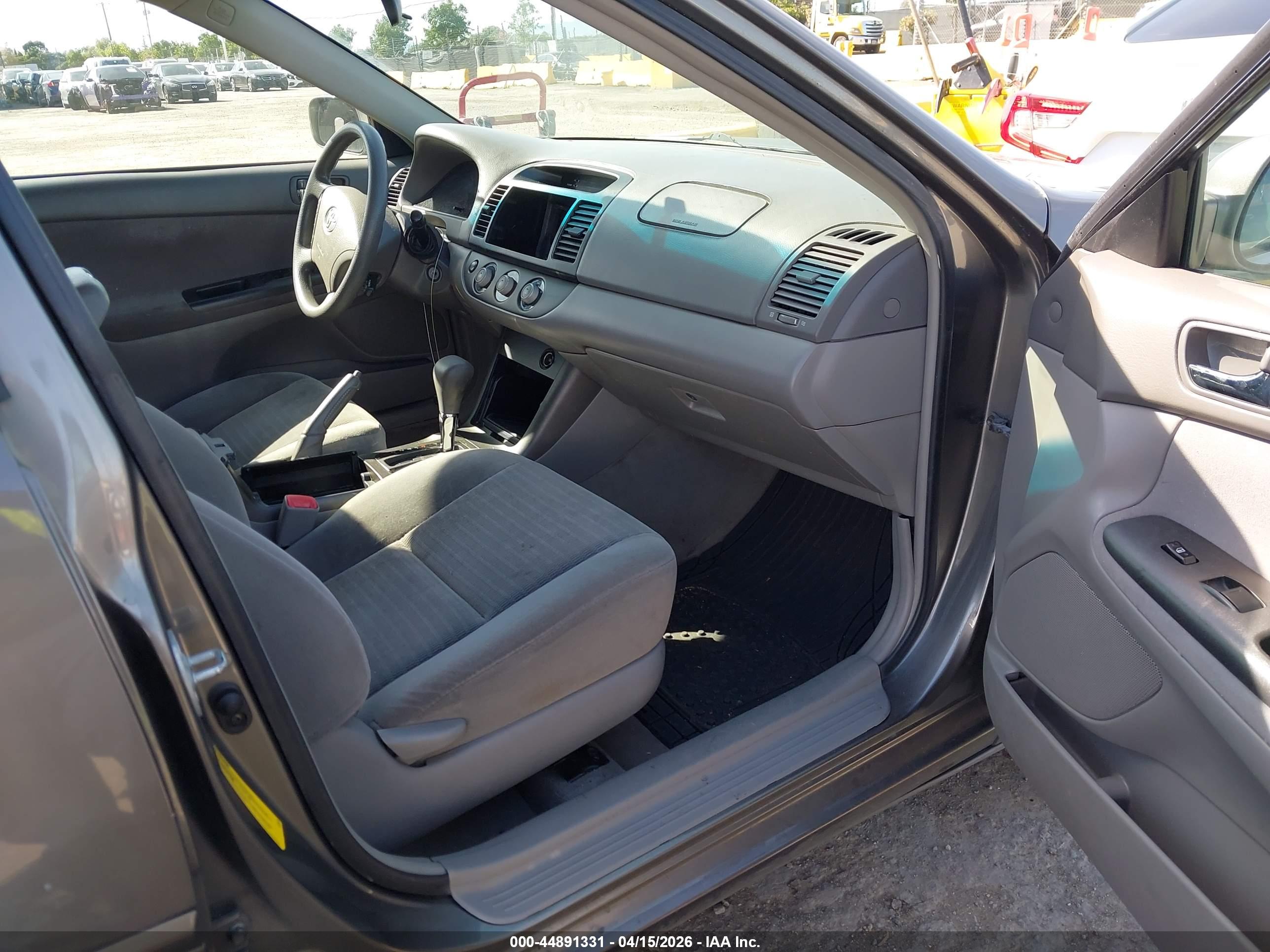 TOYOTA CAMRY image 5