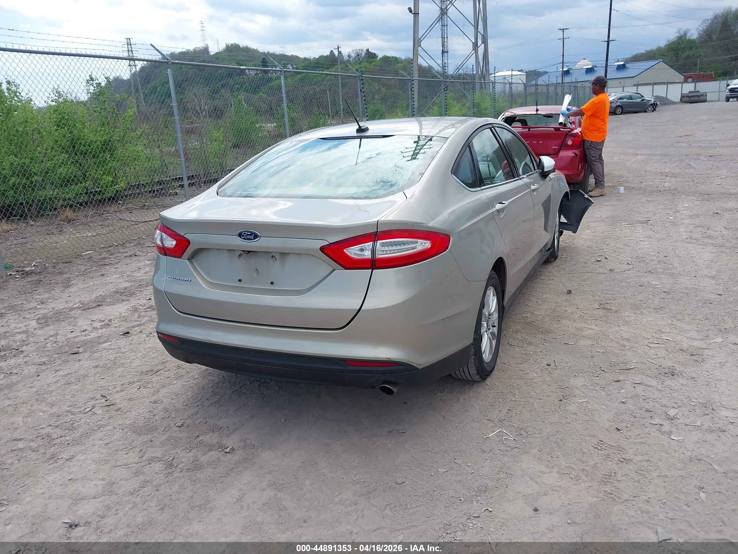 FORD FUSION image 4