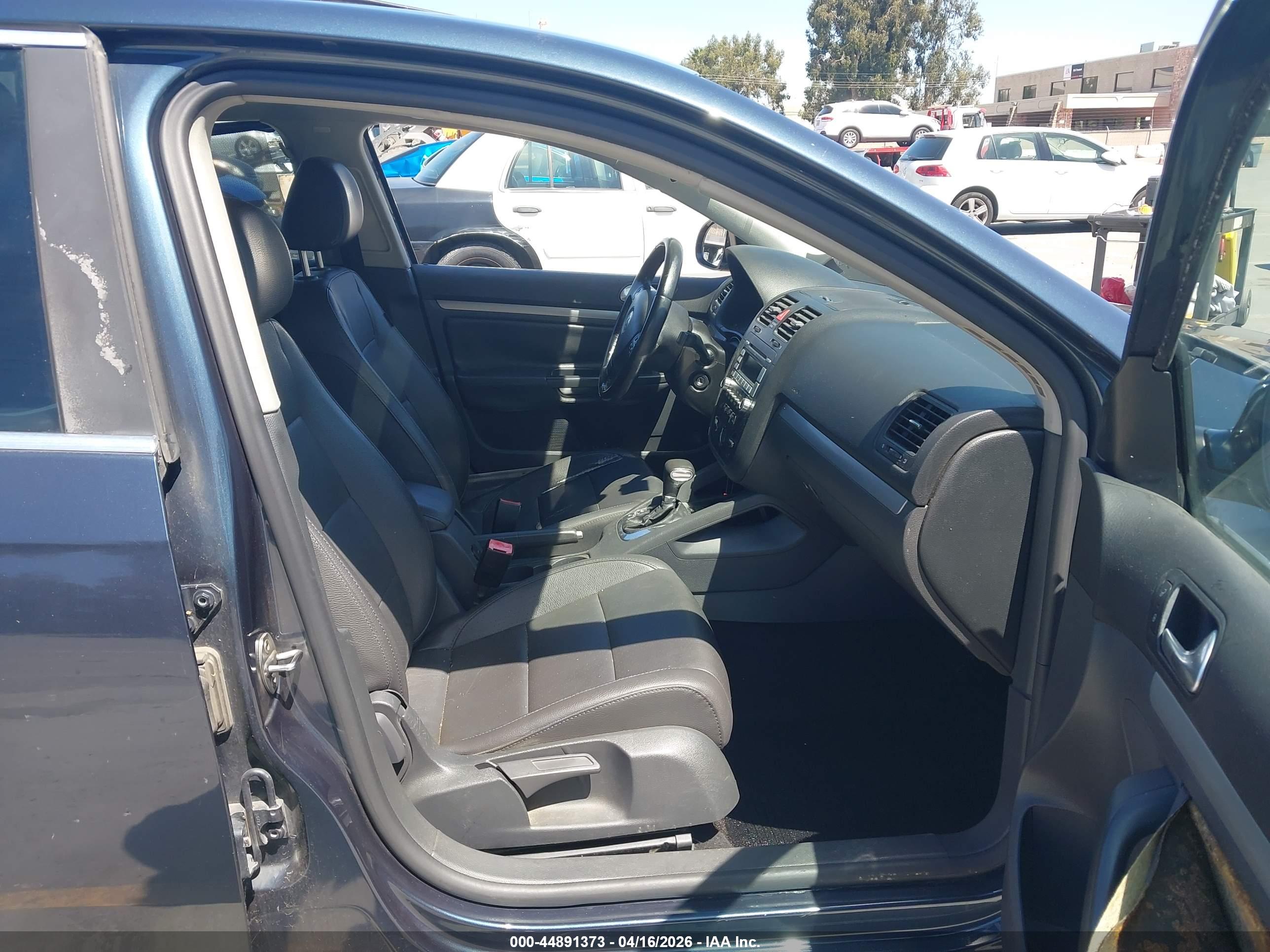 VOLKSWAGEN JETTA image 5