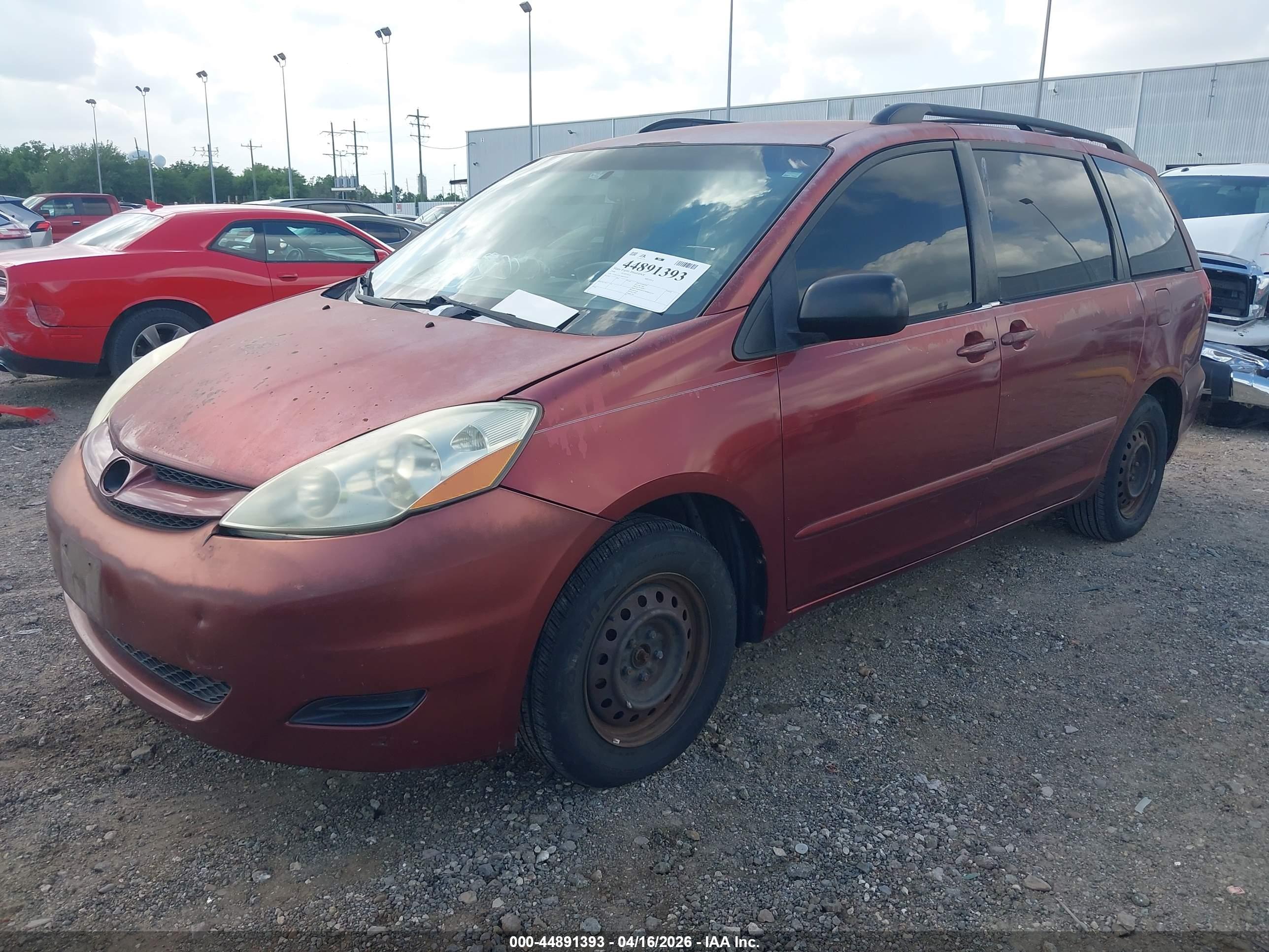 TOYOTA SIENNA image 2