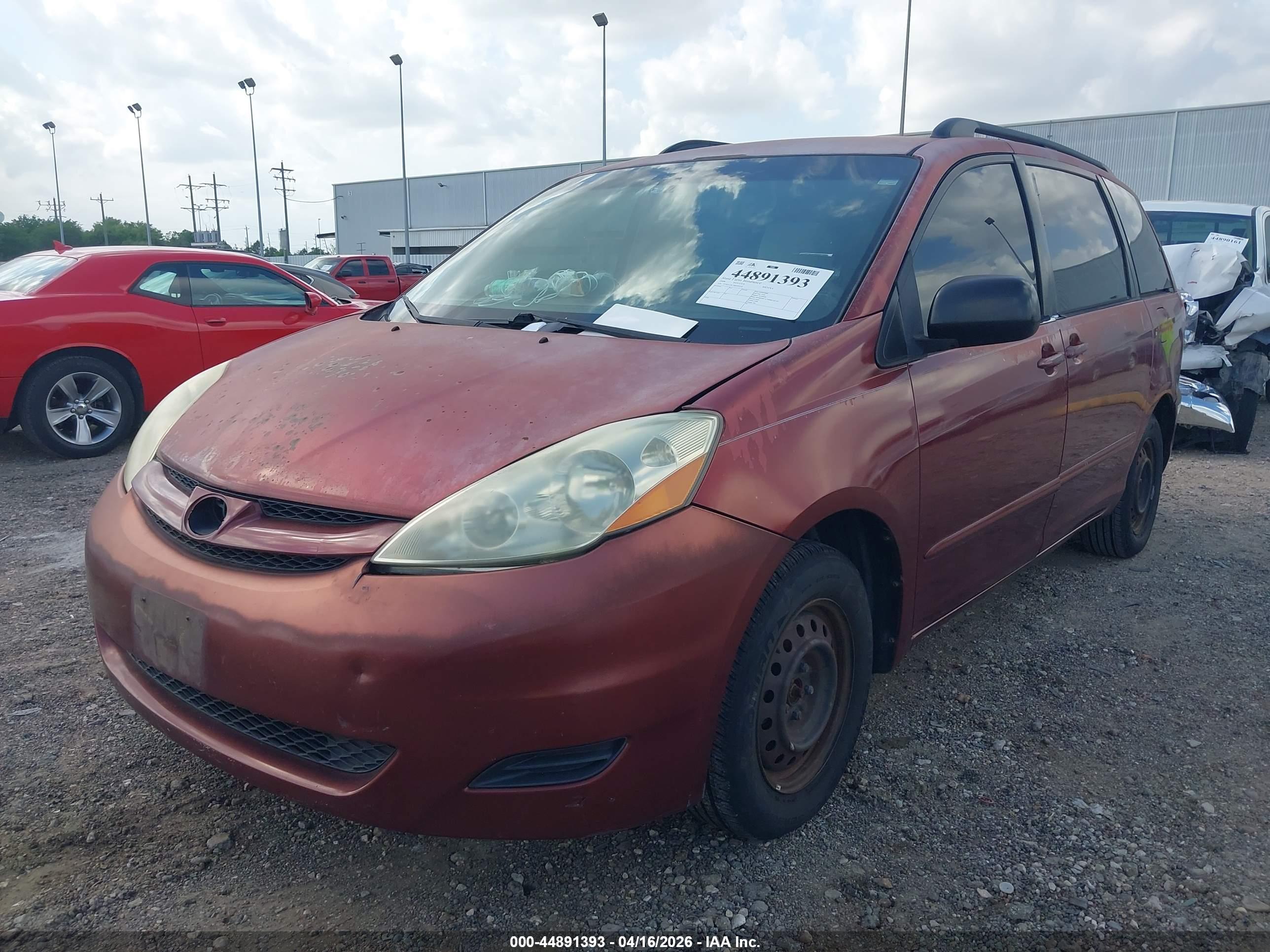 TOYOTA SIENNA image 6