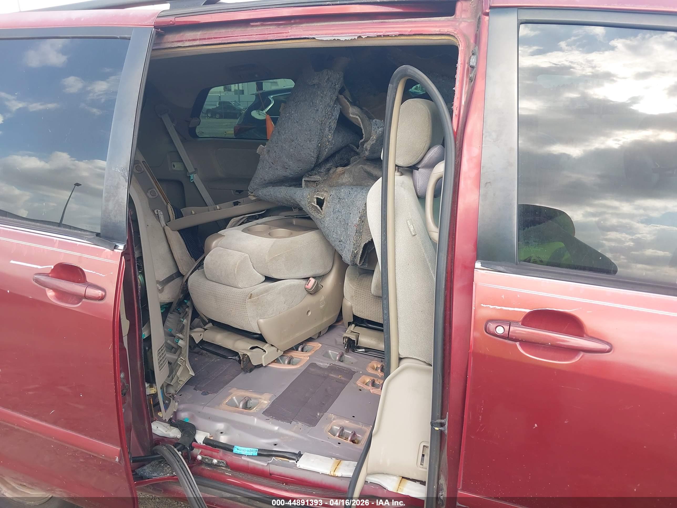 TOYOTA SIENNA image 8
