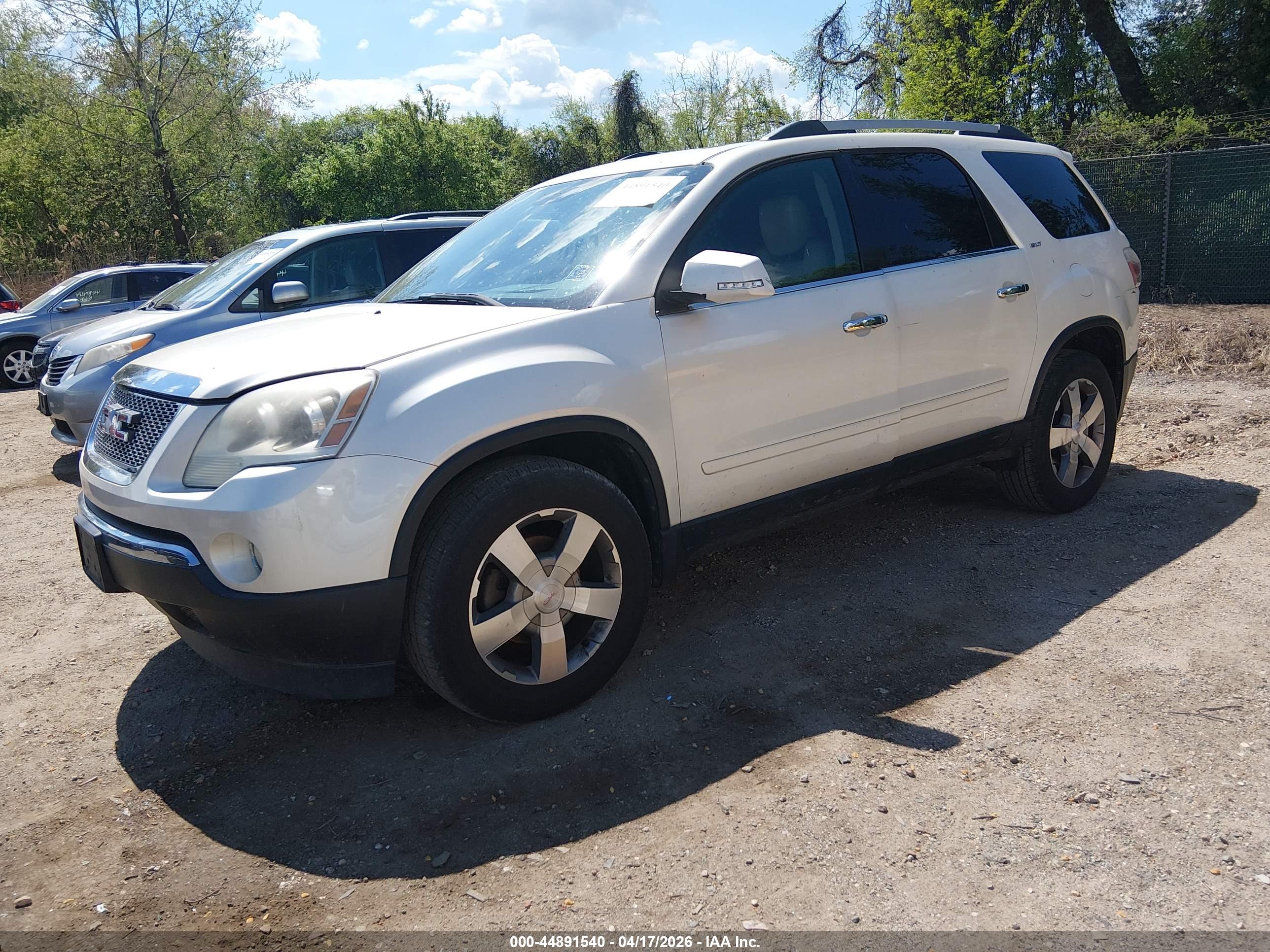 GMC ACADIA image 2