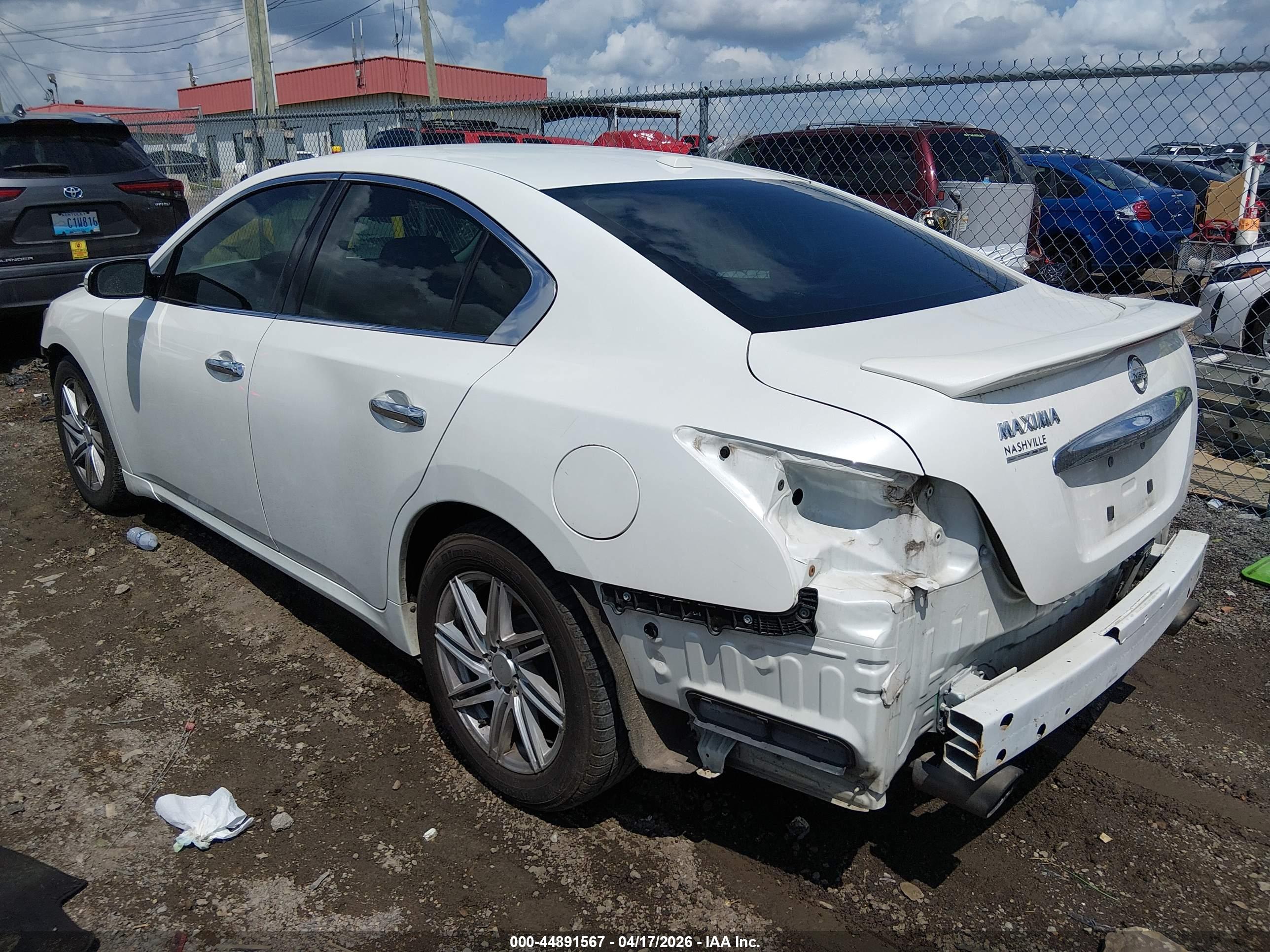 NISSAN MAXIMA image 3