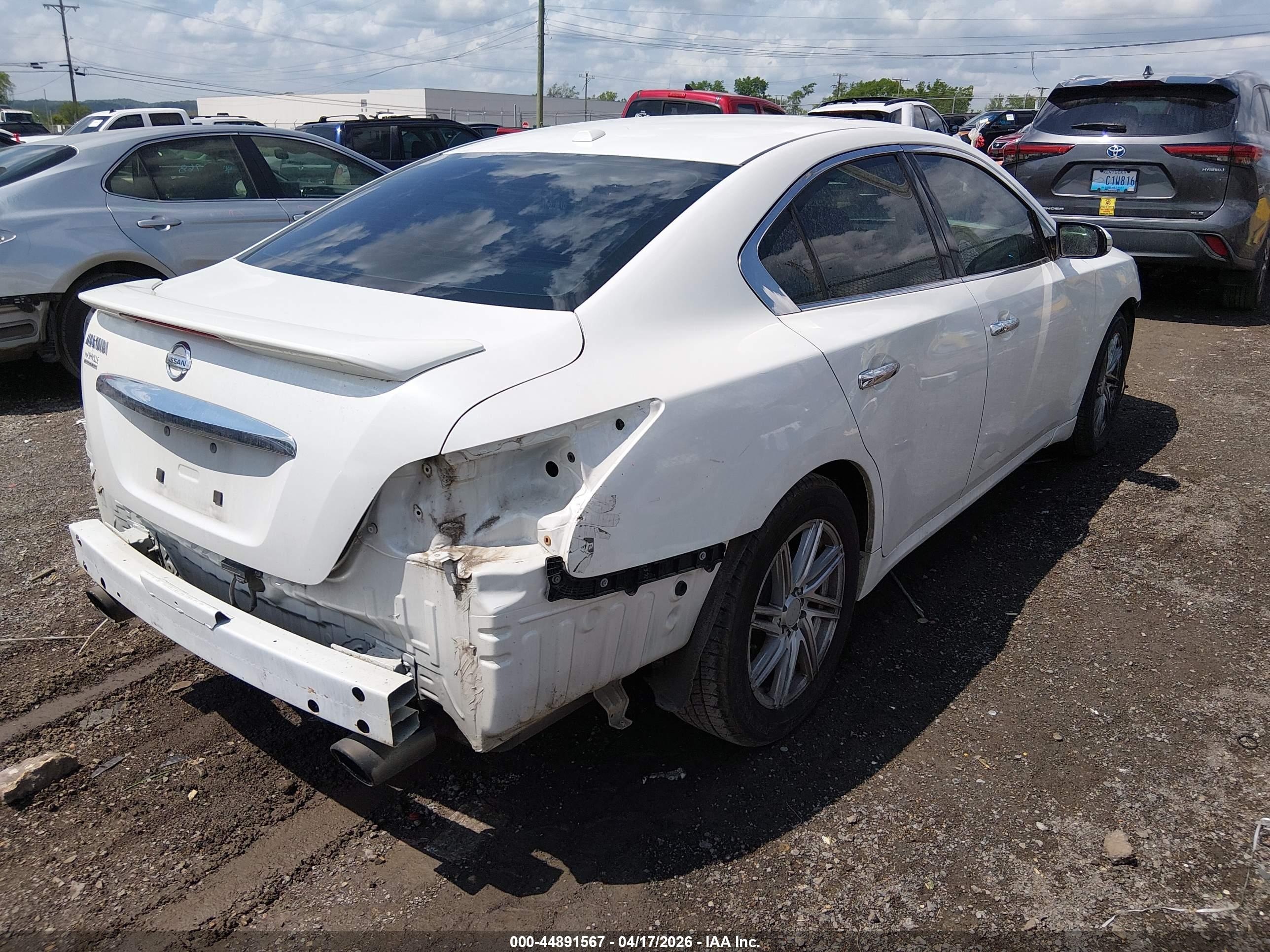 NISSAN MAXIMA image 4