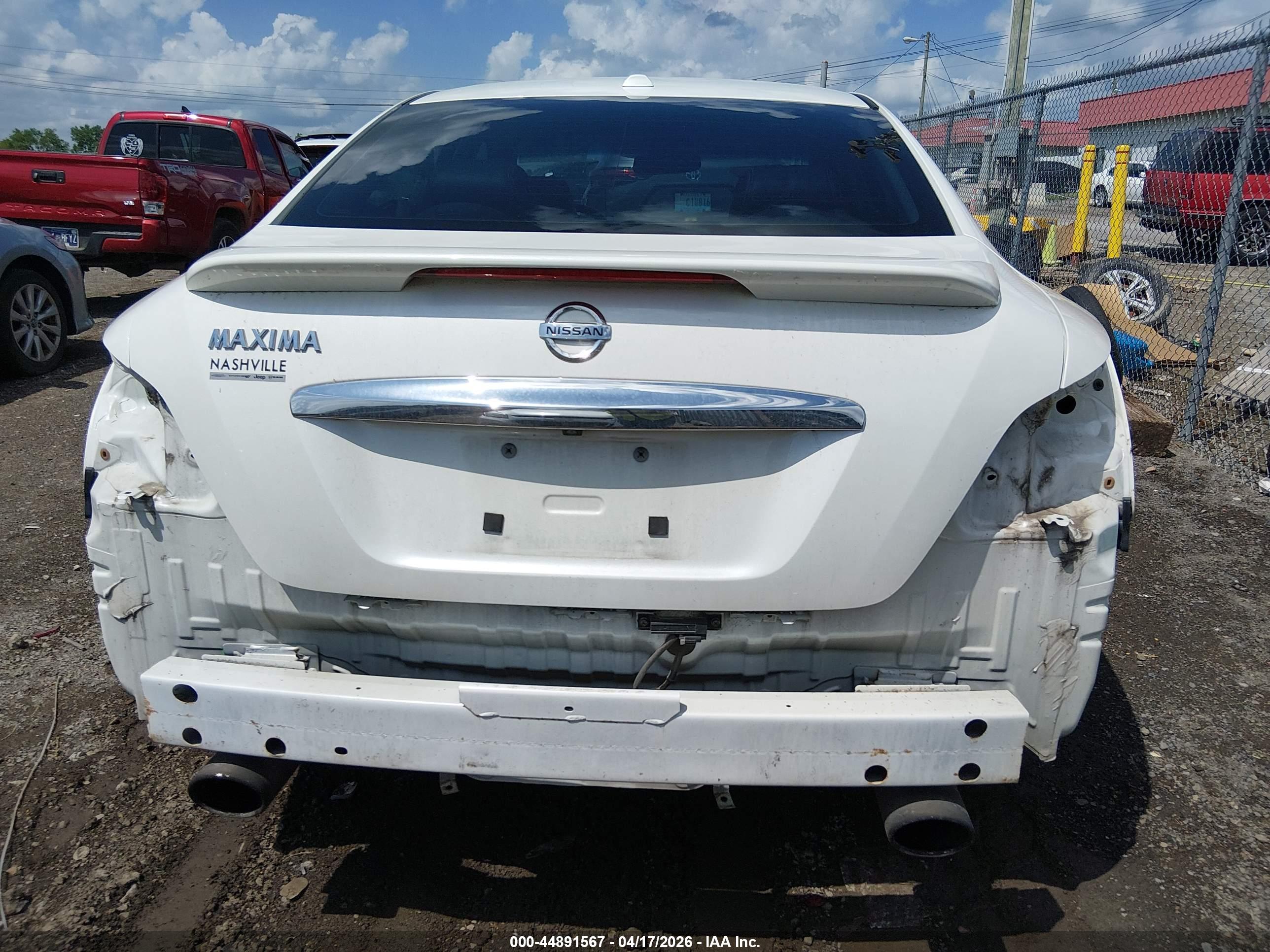 NISSAN MAXIMA image 6