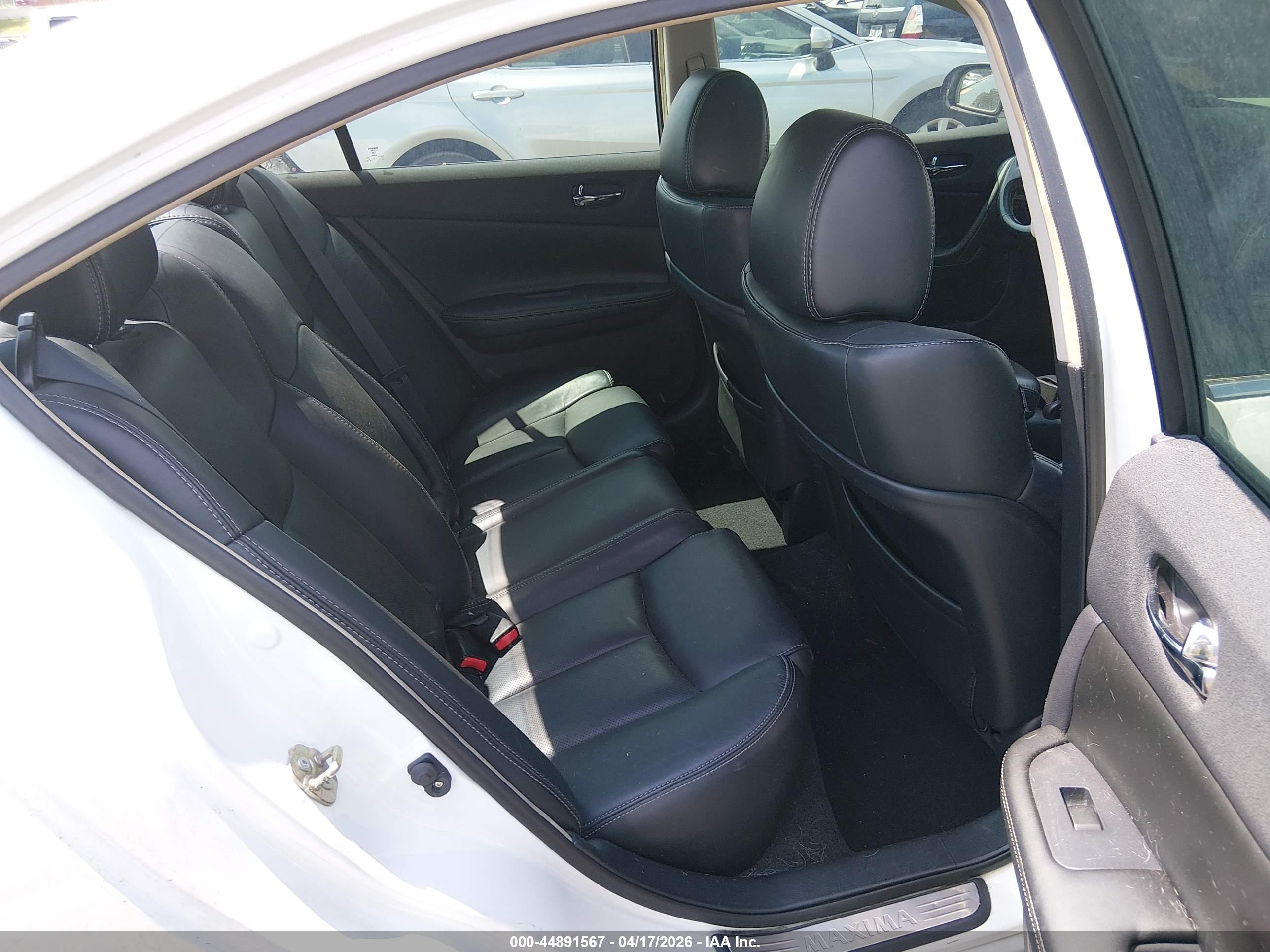 NISSAN MAXIMA image 8