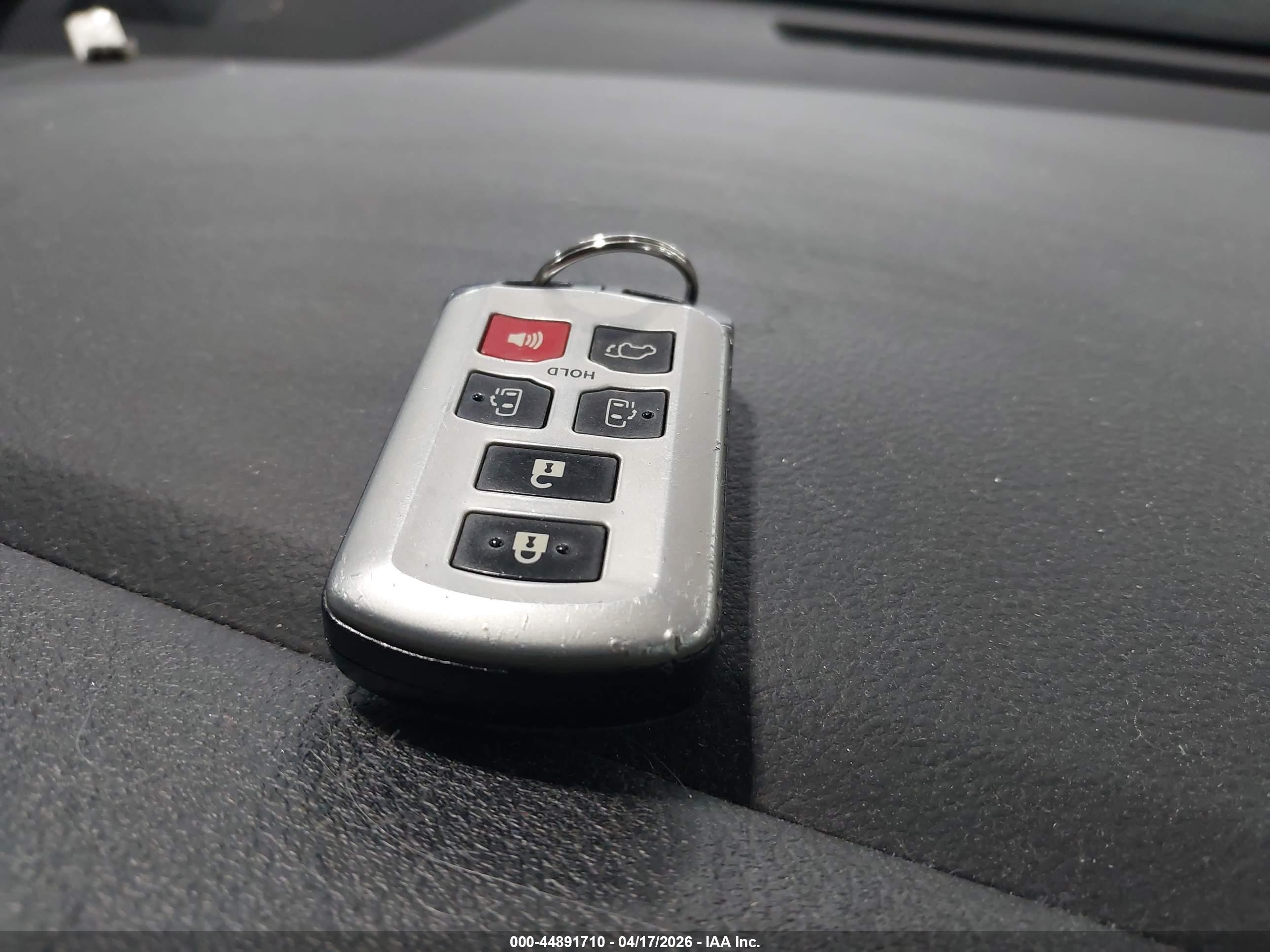 TOYOTA SIENNA image 11