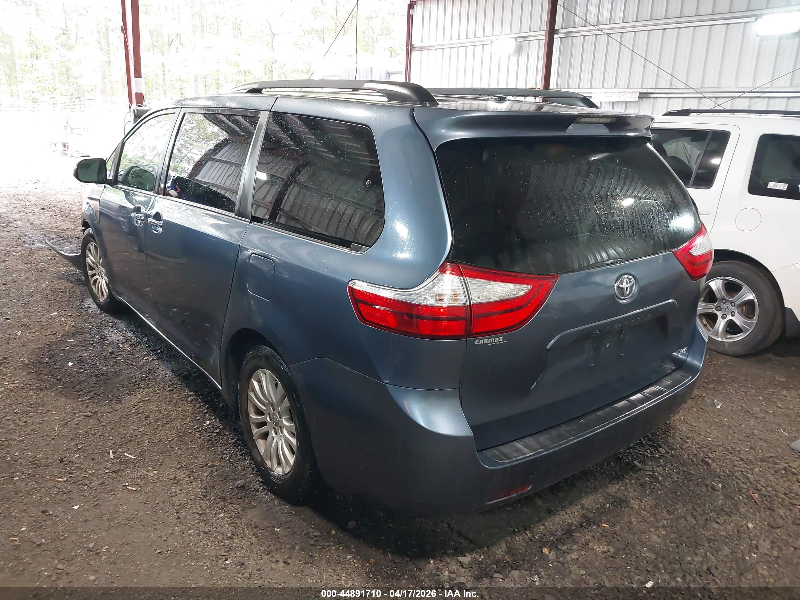 TOYOTA SIENNA image 3