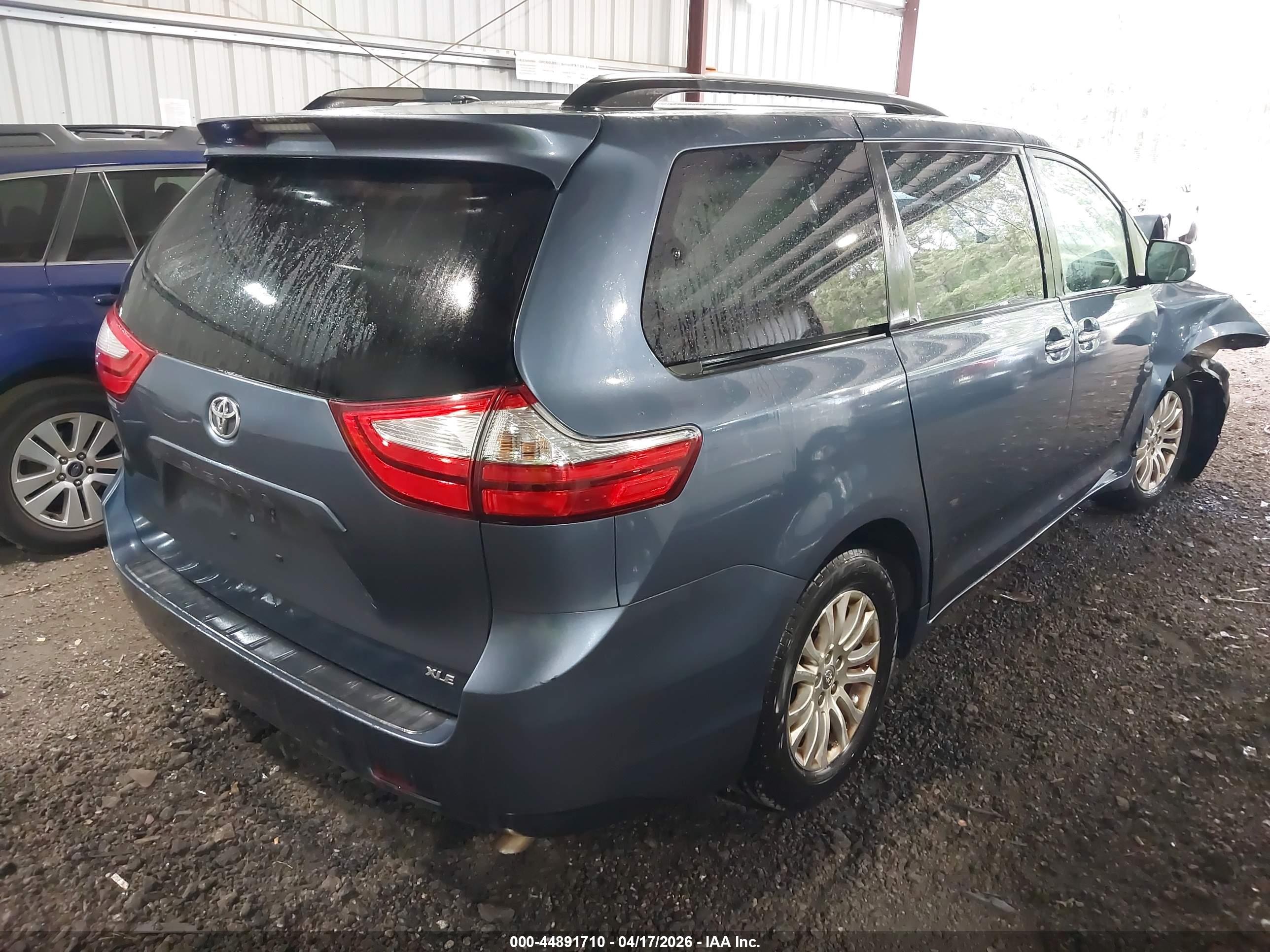 TOYOTA SIENNA image 4