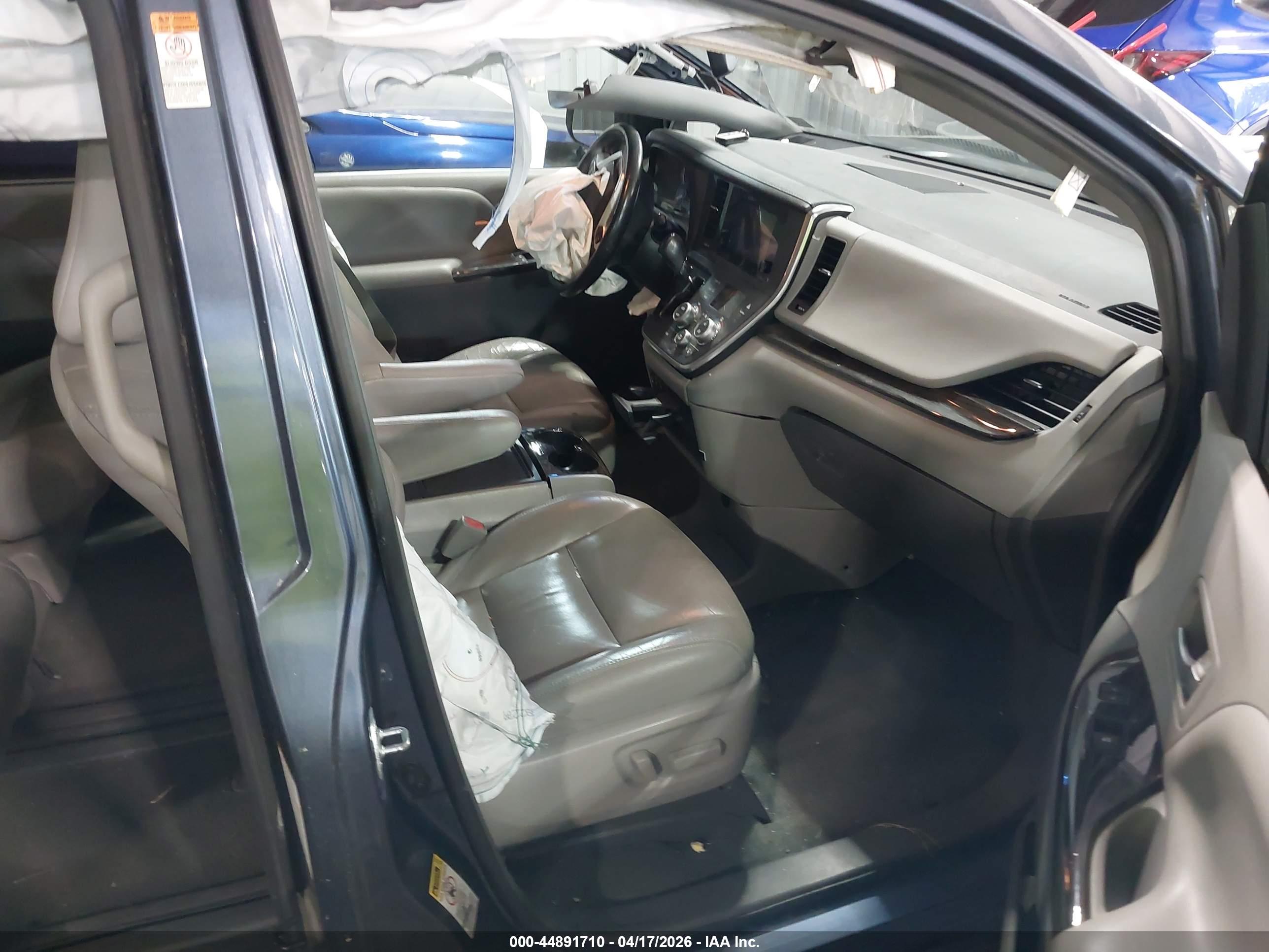 TOYOTA SIENNA image 5