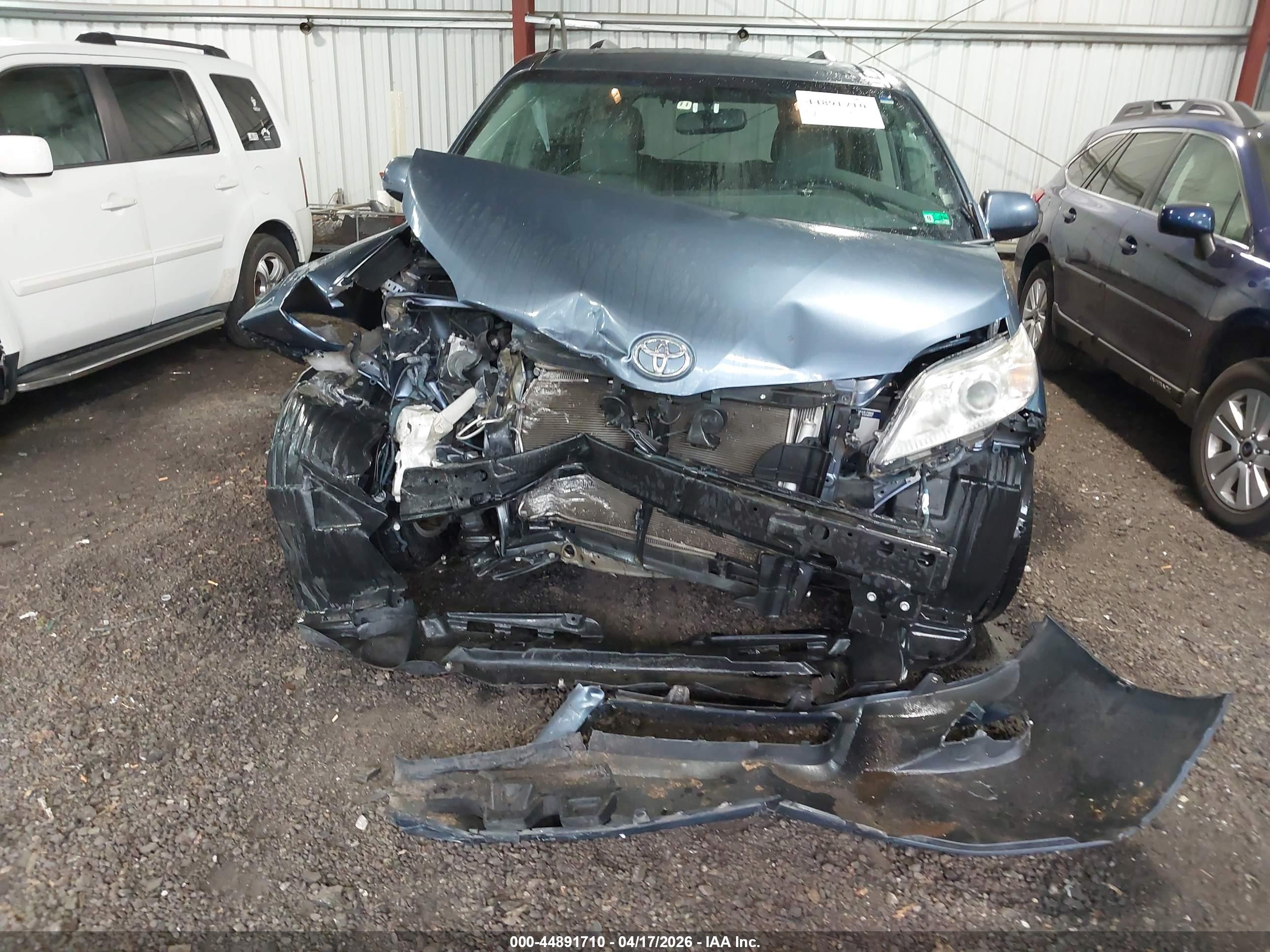 TOYOTA SIENNA image 6