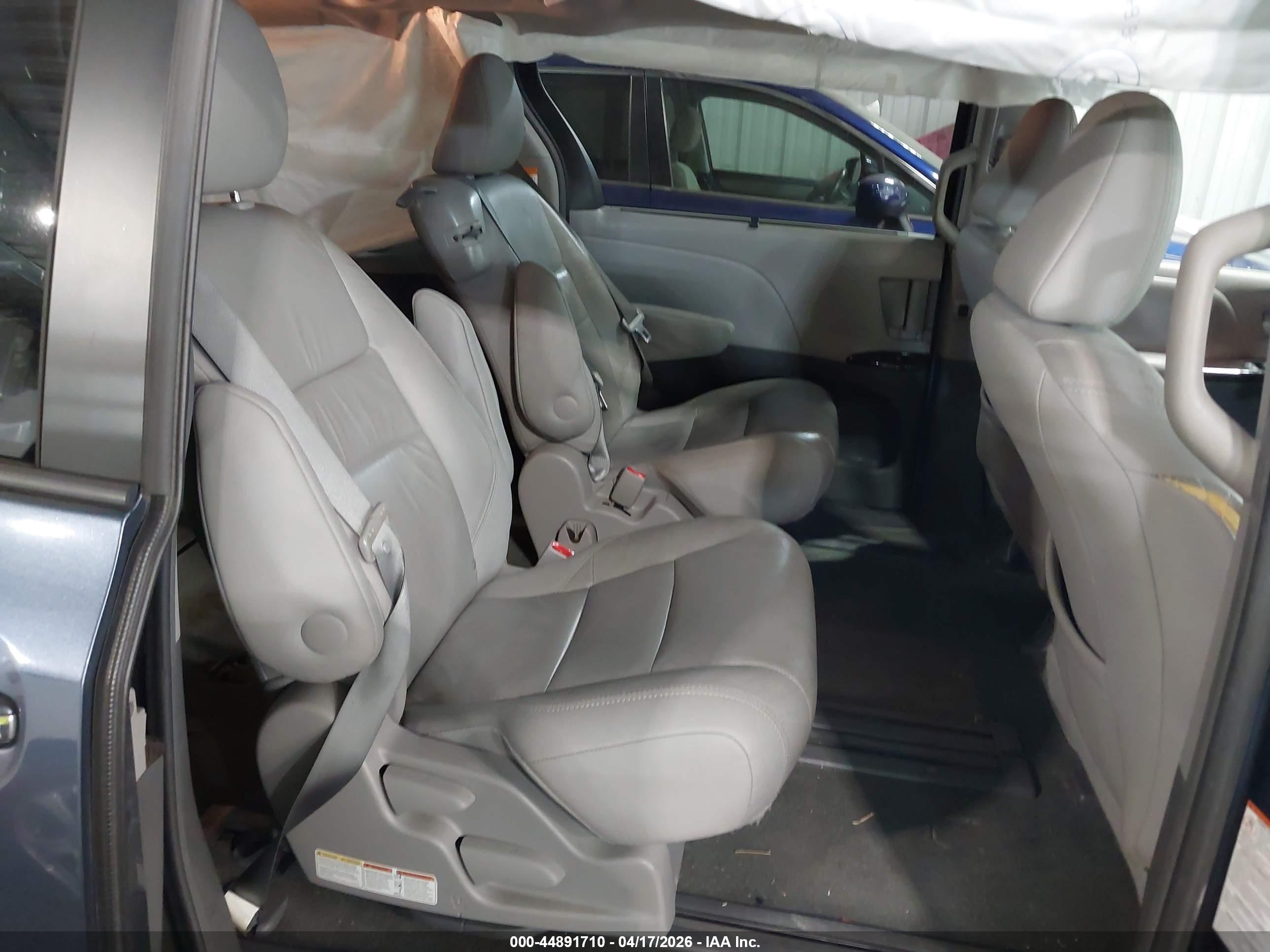 TOYOTA SIENNA image 8