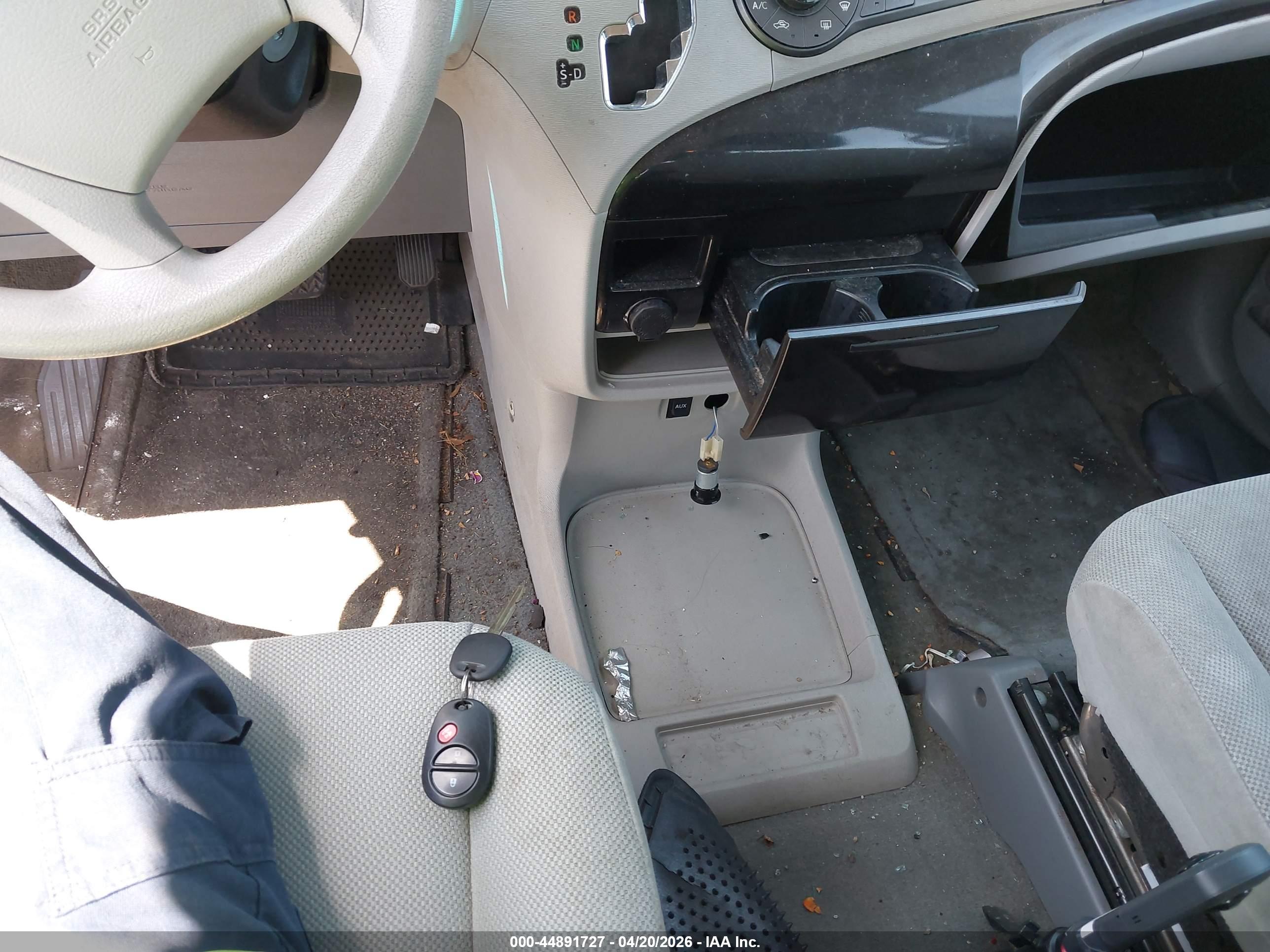 TOYOTA SIENNA image 11