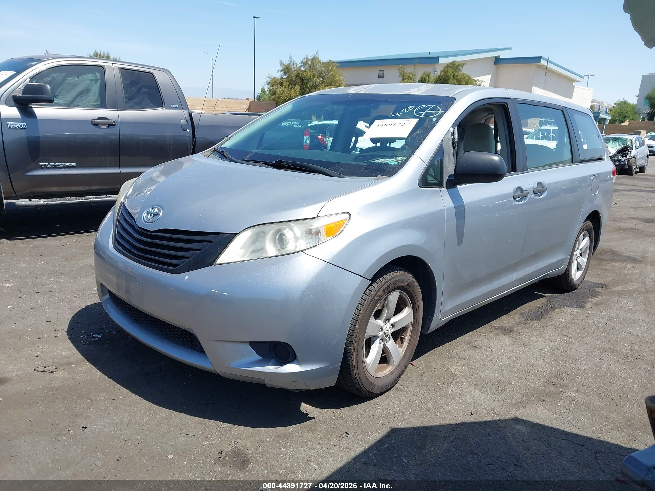 TOYOTA SIENNA image 2