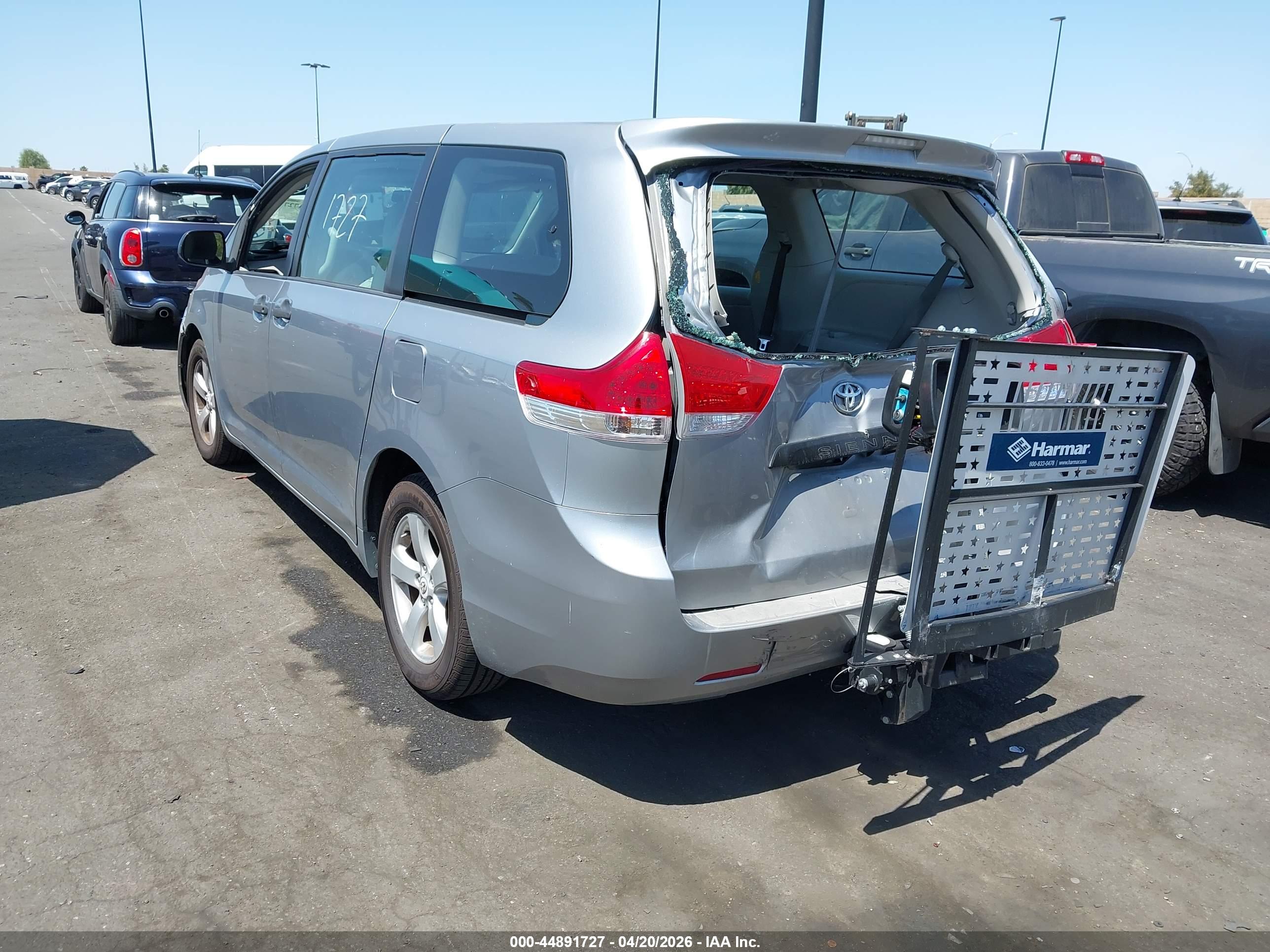 TOYOTA SIENNA image 3