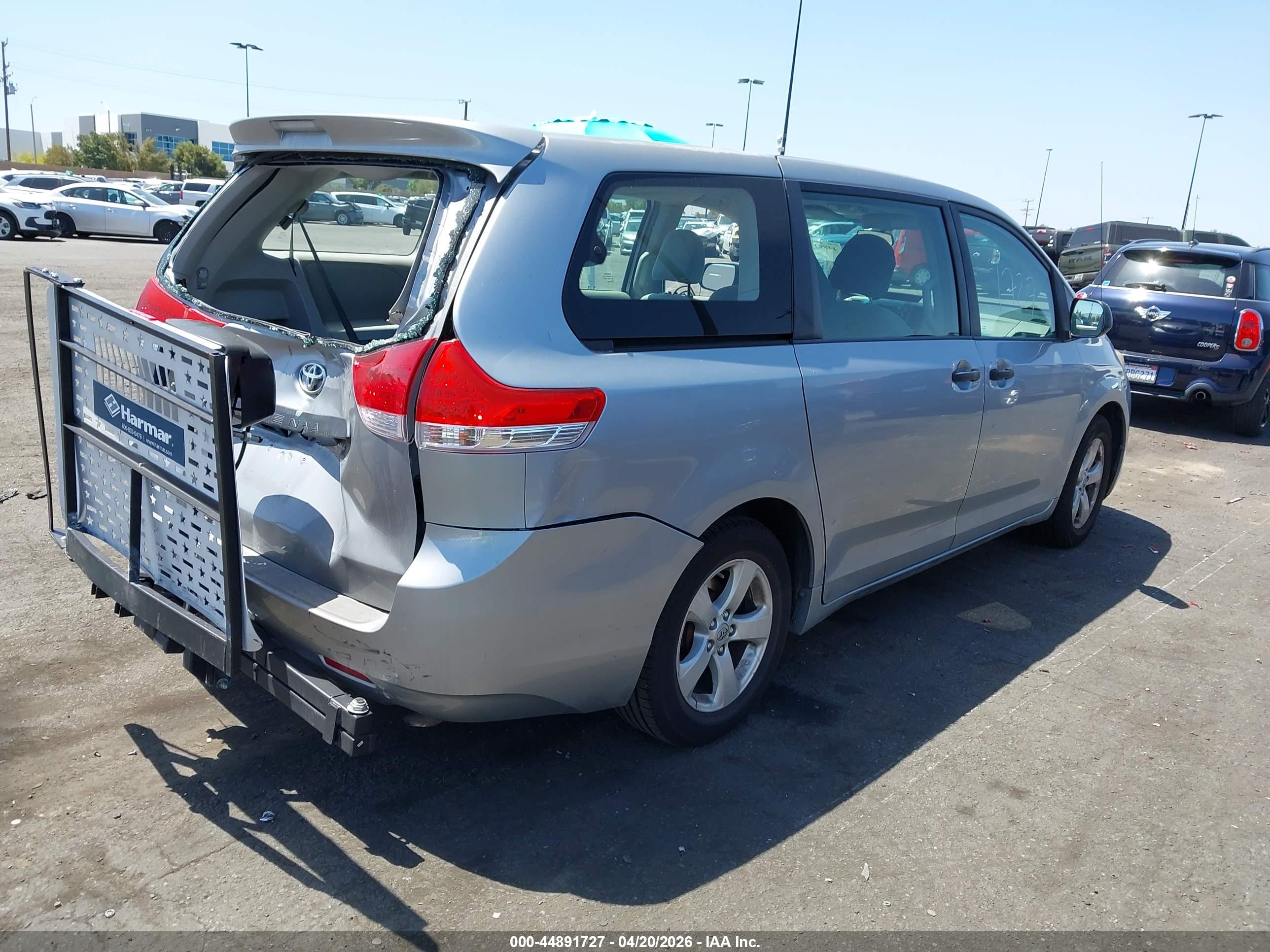 TOYOTA SIENNA image 4