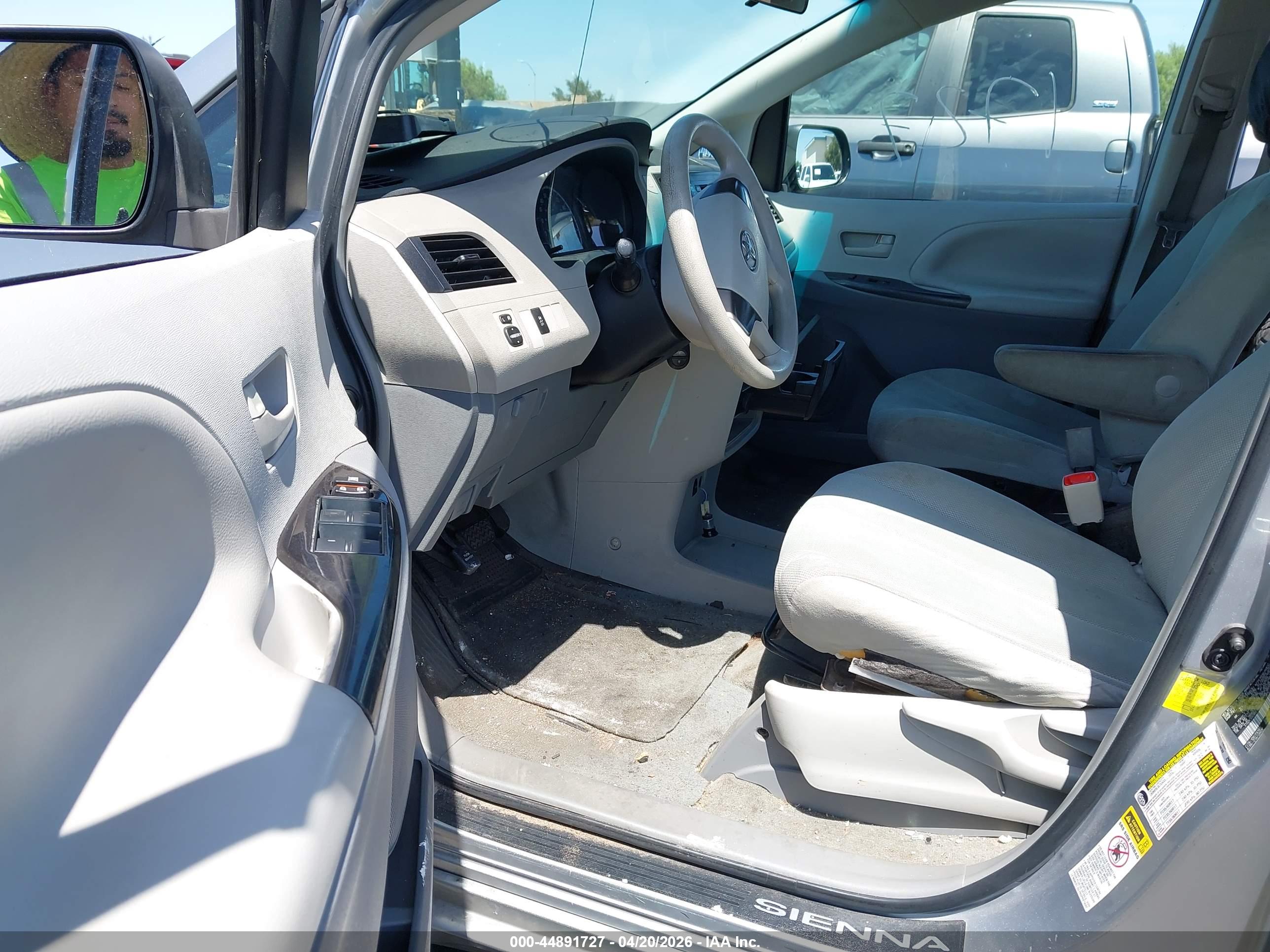 TOYOTA SIENNA image 5