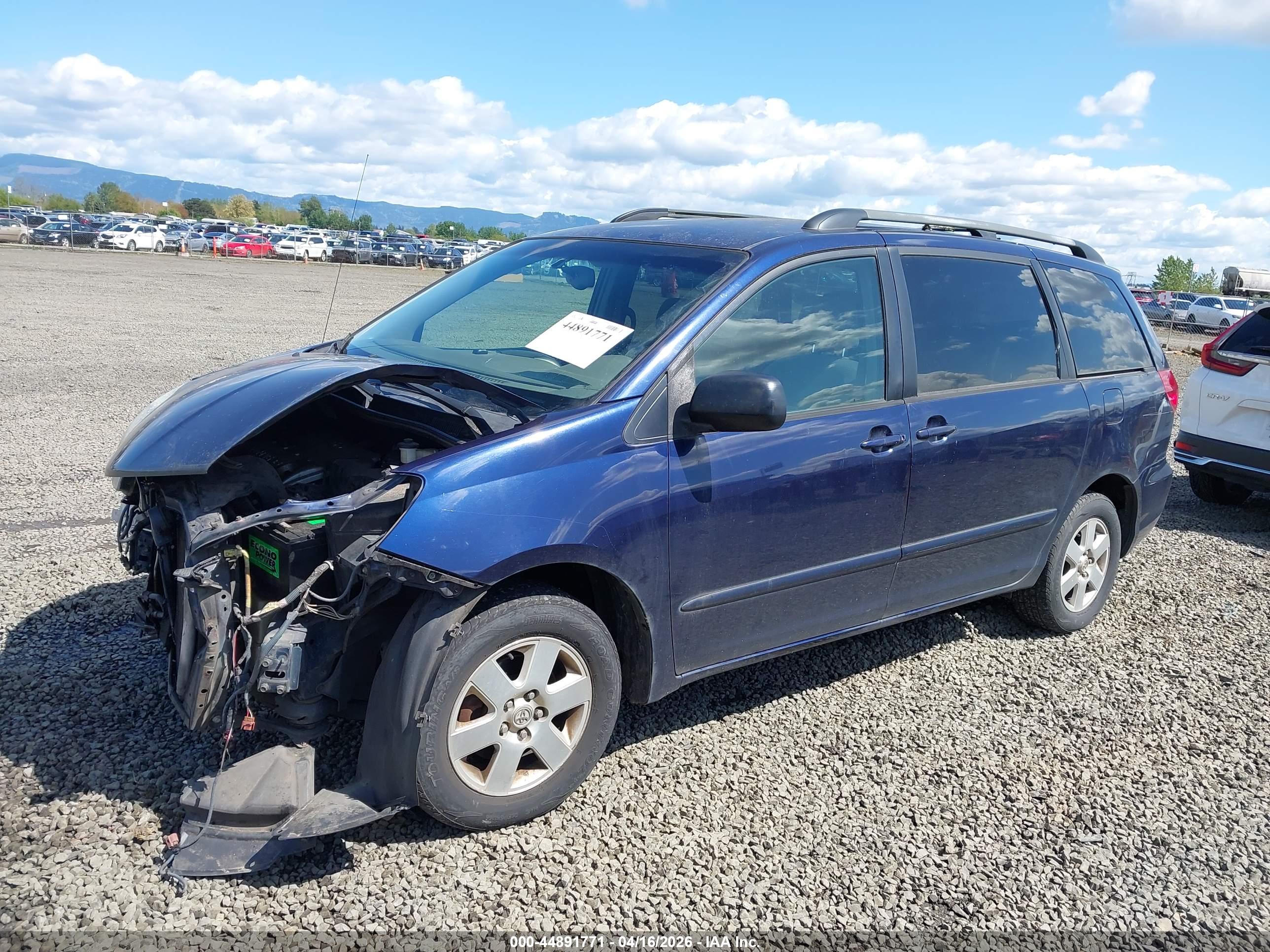 TOYOTA SIENNA image 2