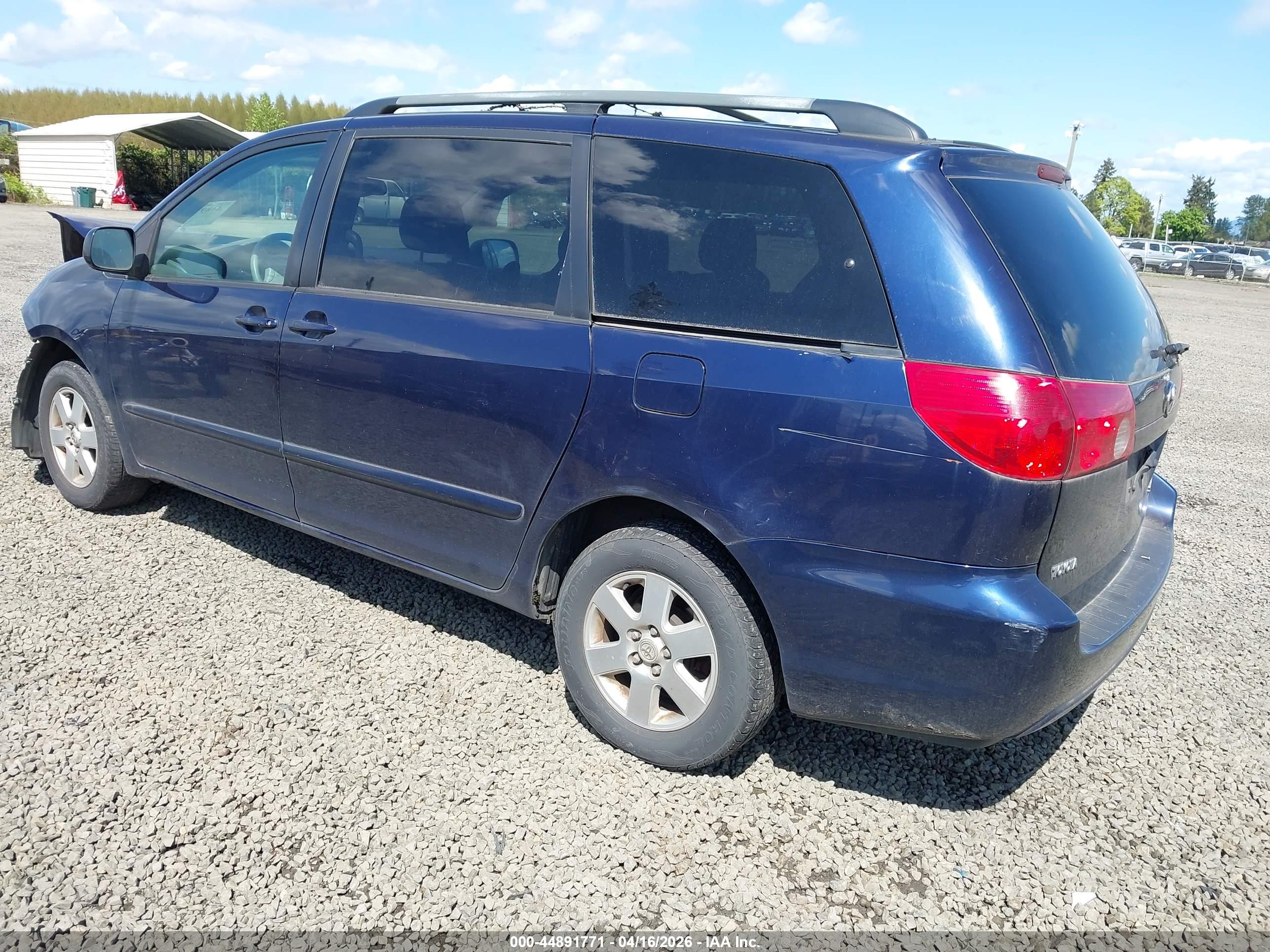 TOYOTA SIENNA image 3