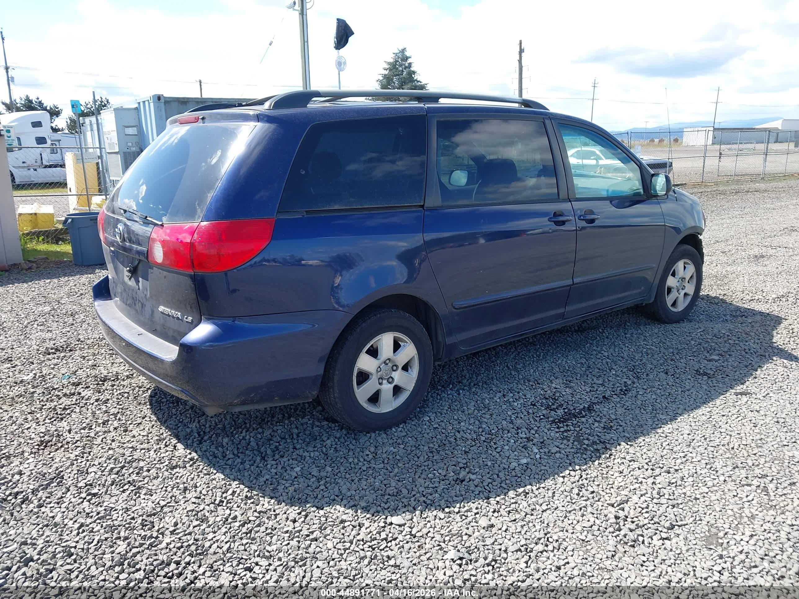 TOYOTA SIENNA image 4