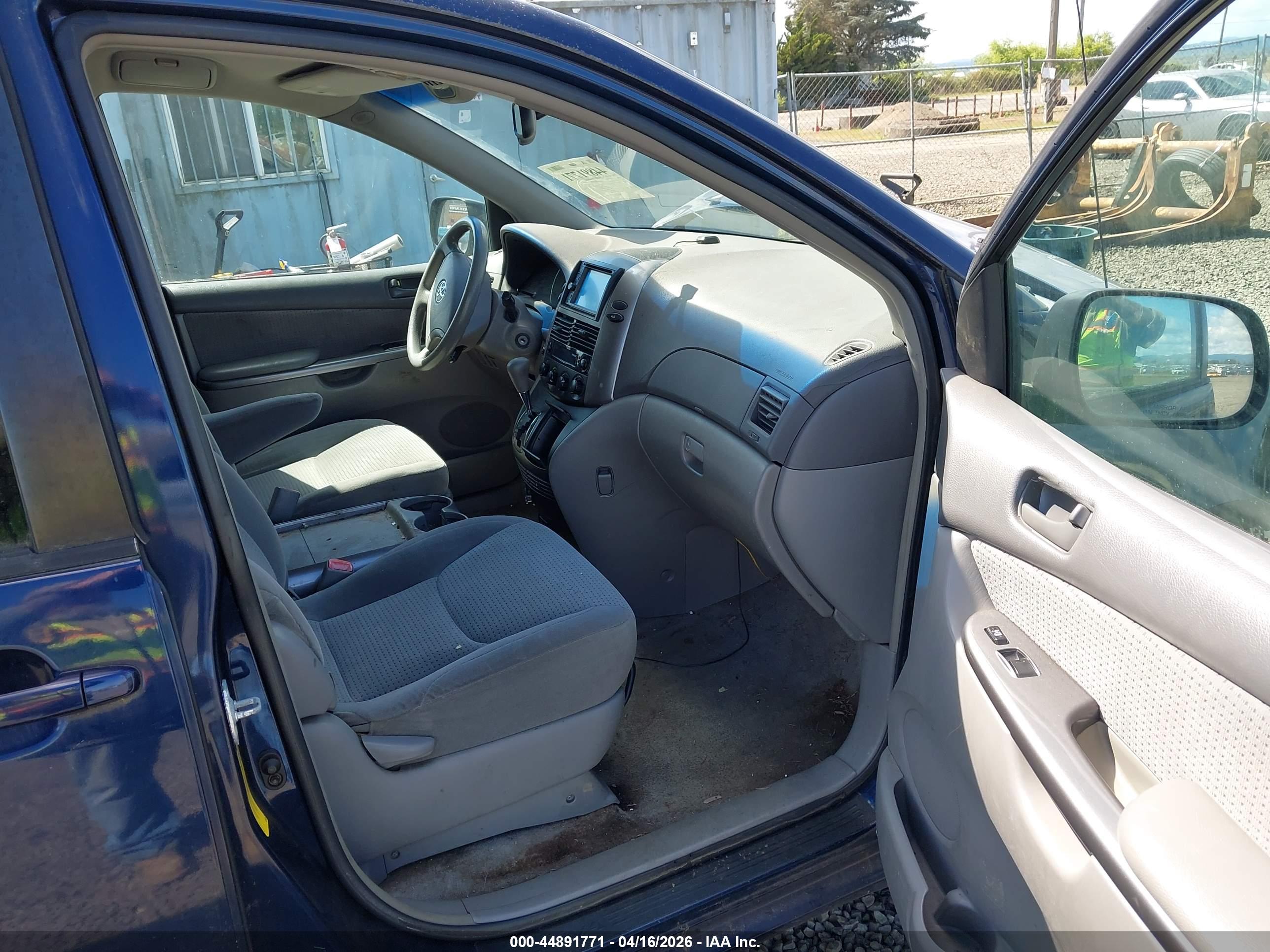 TOYOTA SIENNA image 5