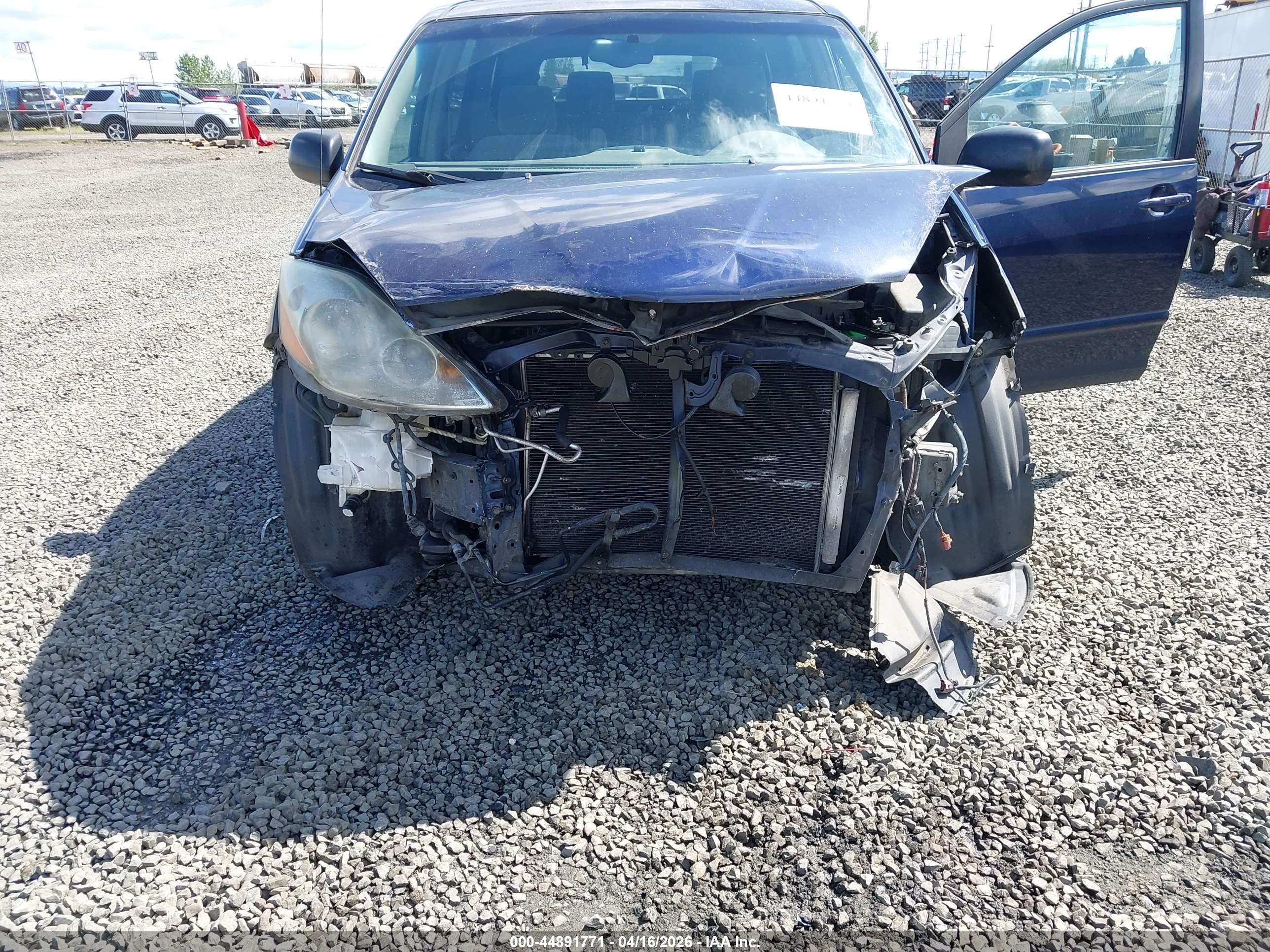 TOYOTA SIENNA image 6